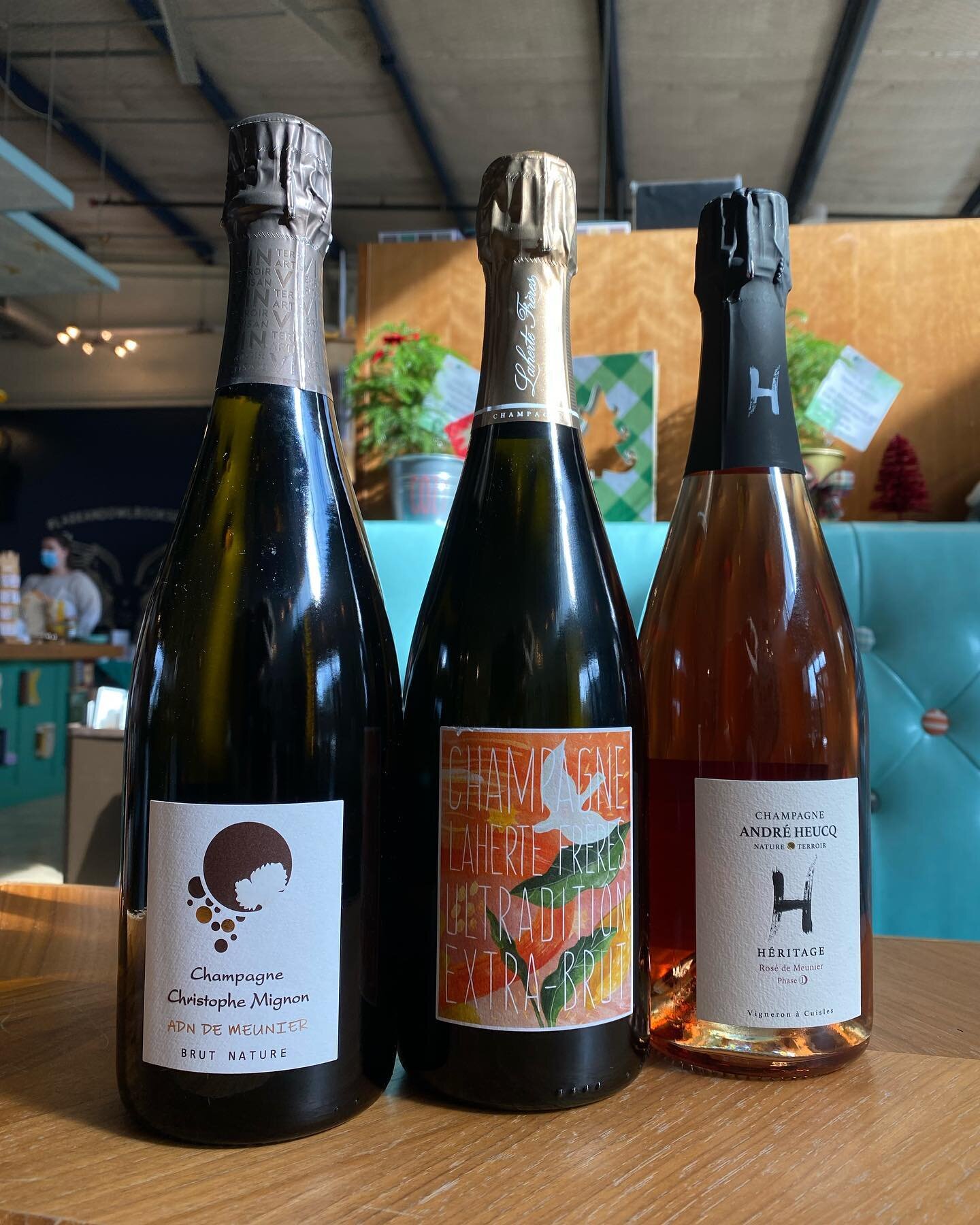 🚨TEN DAYS TIL CHRISTMAS🚨 

feeling festive? need a last minute gift? grab a glass &amp; shop the store - we&rsquo;ll pick the perfect bottle (or three! or four!) for any wine lover on your list. 

Not sure what they want? We&rsquo;ve got gift cards