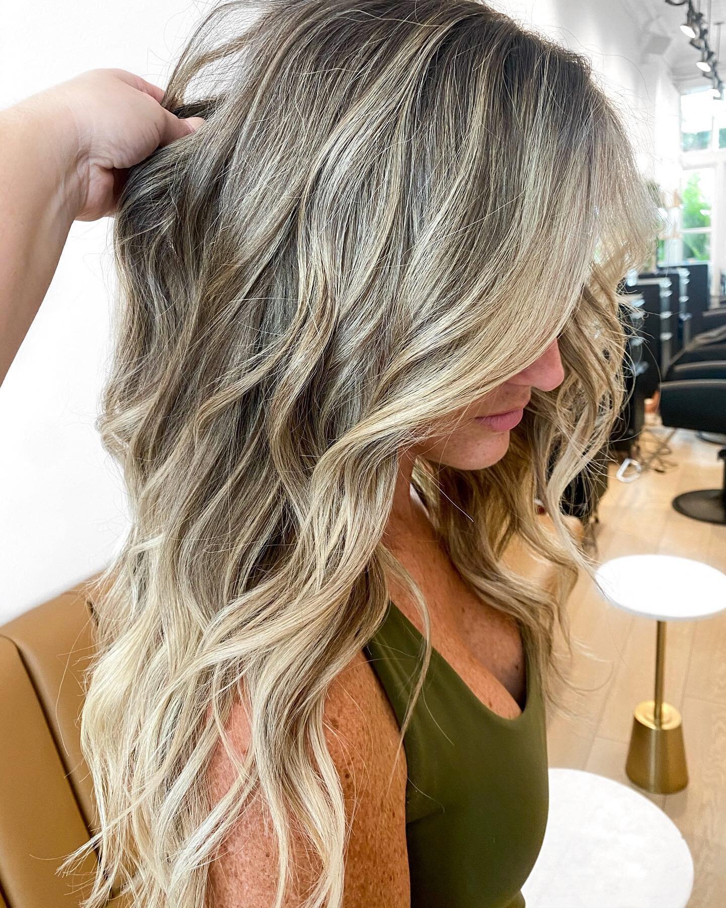 Cool toned blondie coming you way👱🏻&zwj;♀️
⠀⠀⠀⠀⠀⠀⠀⠀⠀
Felicia eva created this look with a few face framing foils, lowlights, and a colormelt for the perfect cool toned blonde 🤍✨
⠀⠀⠀⠀⠀⠀⠀⠀⠀
 #SalonBlondie #SalonBlondieHairLounge #DowntownDeLand #Col