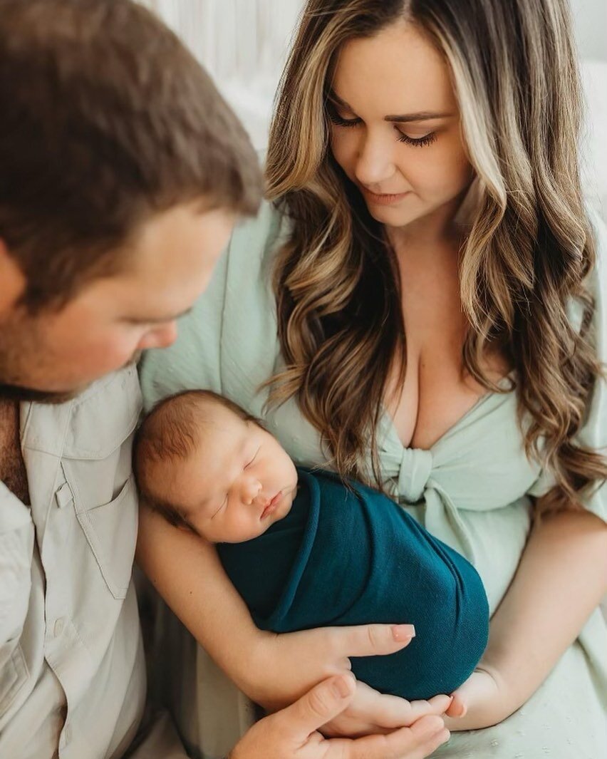 Happy one month, Walker Howard ✨
⁣
Nothing in life will make you feel this much love, this amount of happiness, frustration, exhaustion, or as incredibly proud as motherhood does. @payge_marie_hair This life-changing thing called being a mommy looks 
