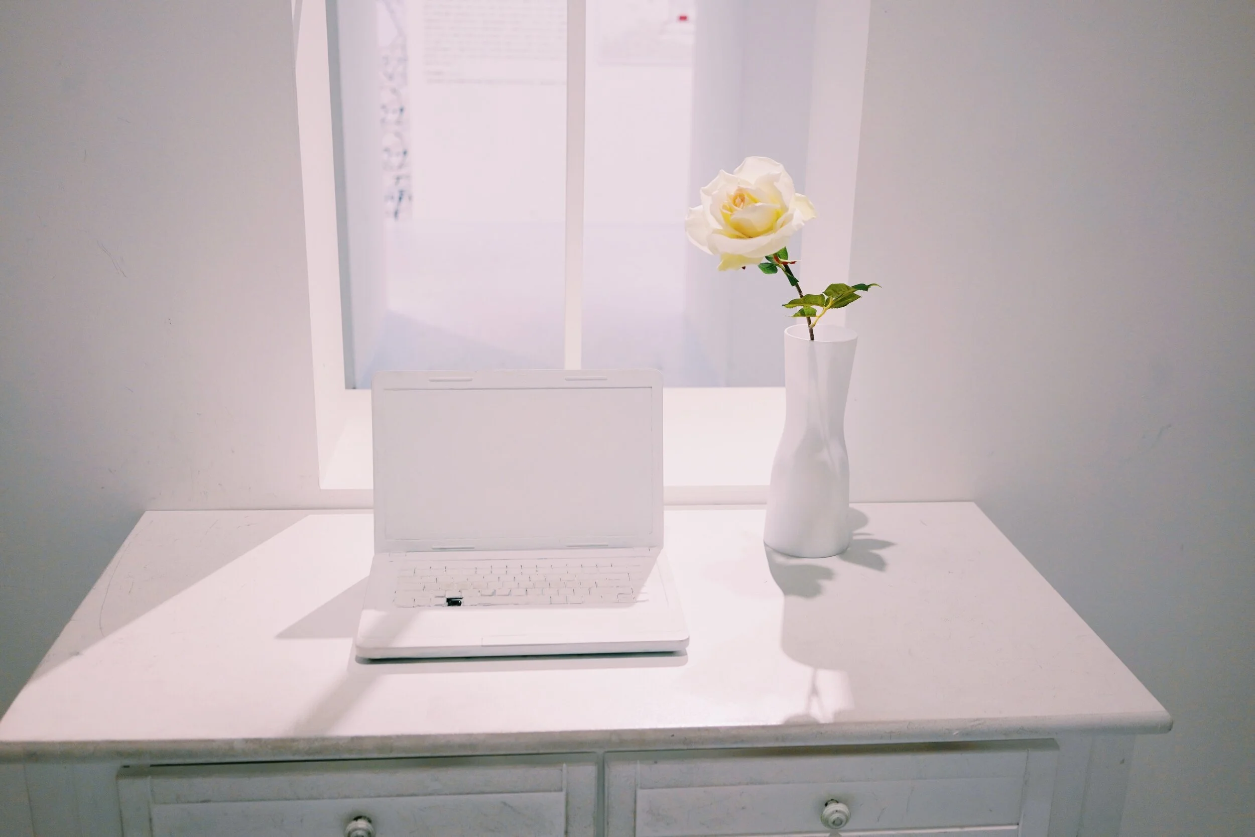 7 Ways to a Perfect Desk: Clear, Free and a Joy to See