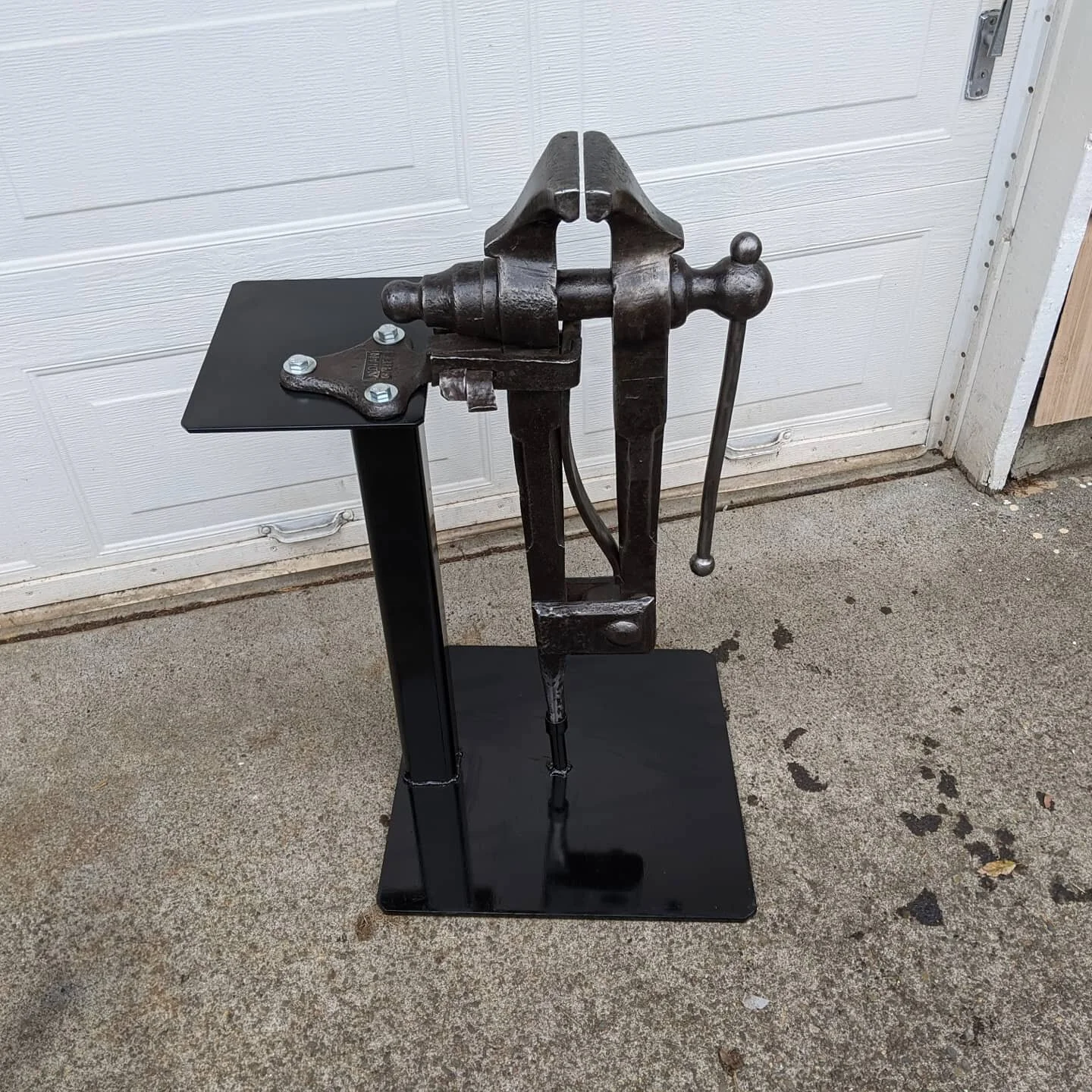 Building up our blacksmith shop with this recently acquired Indian Chief Post Vise. Fabbed the stand ourselves and gave the vise a nice coating of boiled linseed oil.
.
.
#blacksmithshop #blacksmithtools #blacksmithing #blacksmiths #bladesmithing #bl