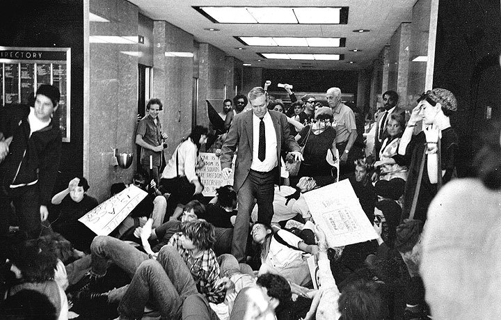Hall of Justice, SF, July 18, 1984. The SFPD arrested so many protesters that the jail overflowed into the building's hallways. (Photo: Keith Holmes)