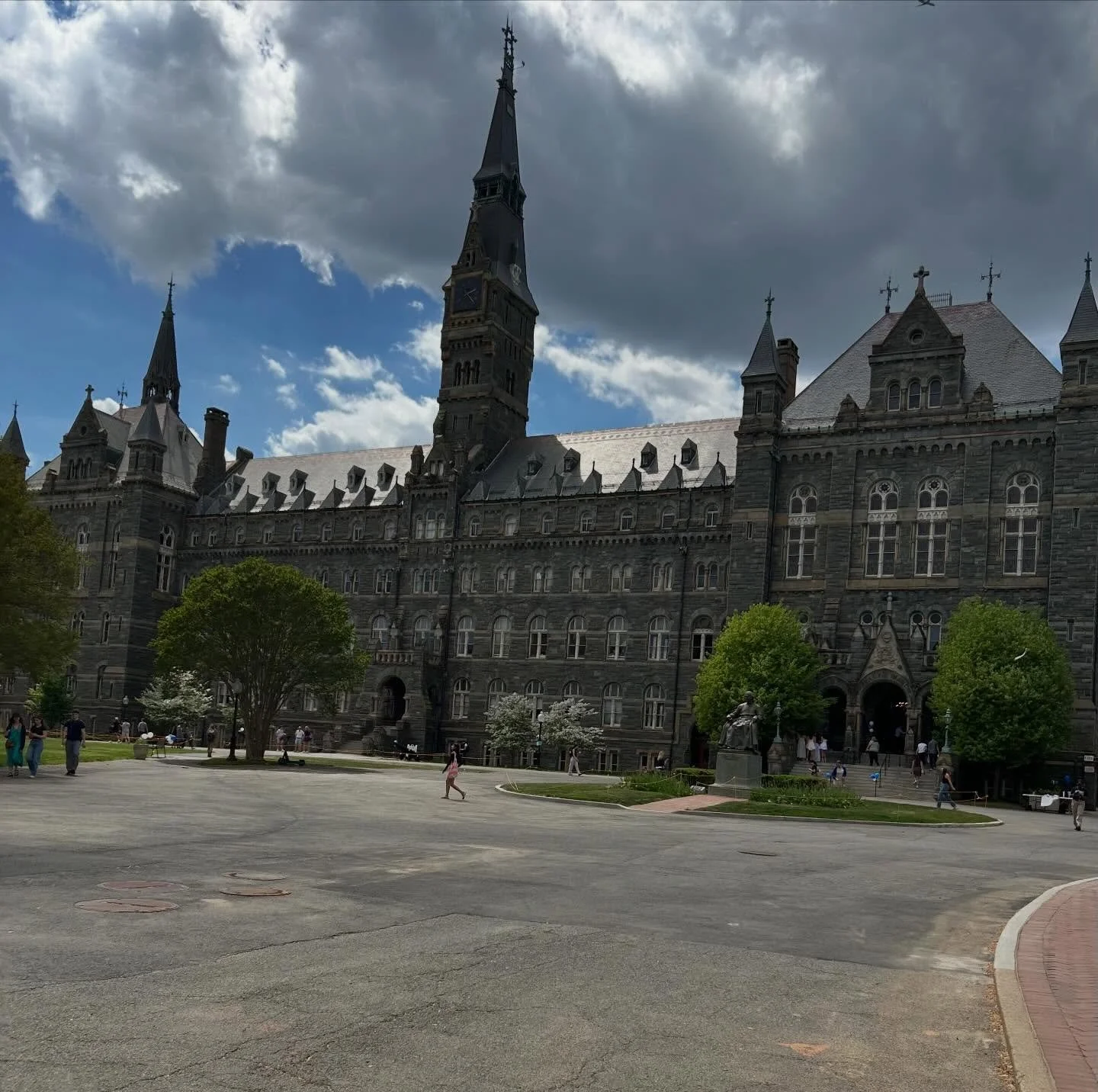College visits in DC: Georgetown and GW! Wonka, one of SYP's mascots, came along for the ride and was allowed in all the buildings. Thank you @georgetownuniversity and @gwuniversity for great tours on a beautiful weekend!