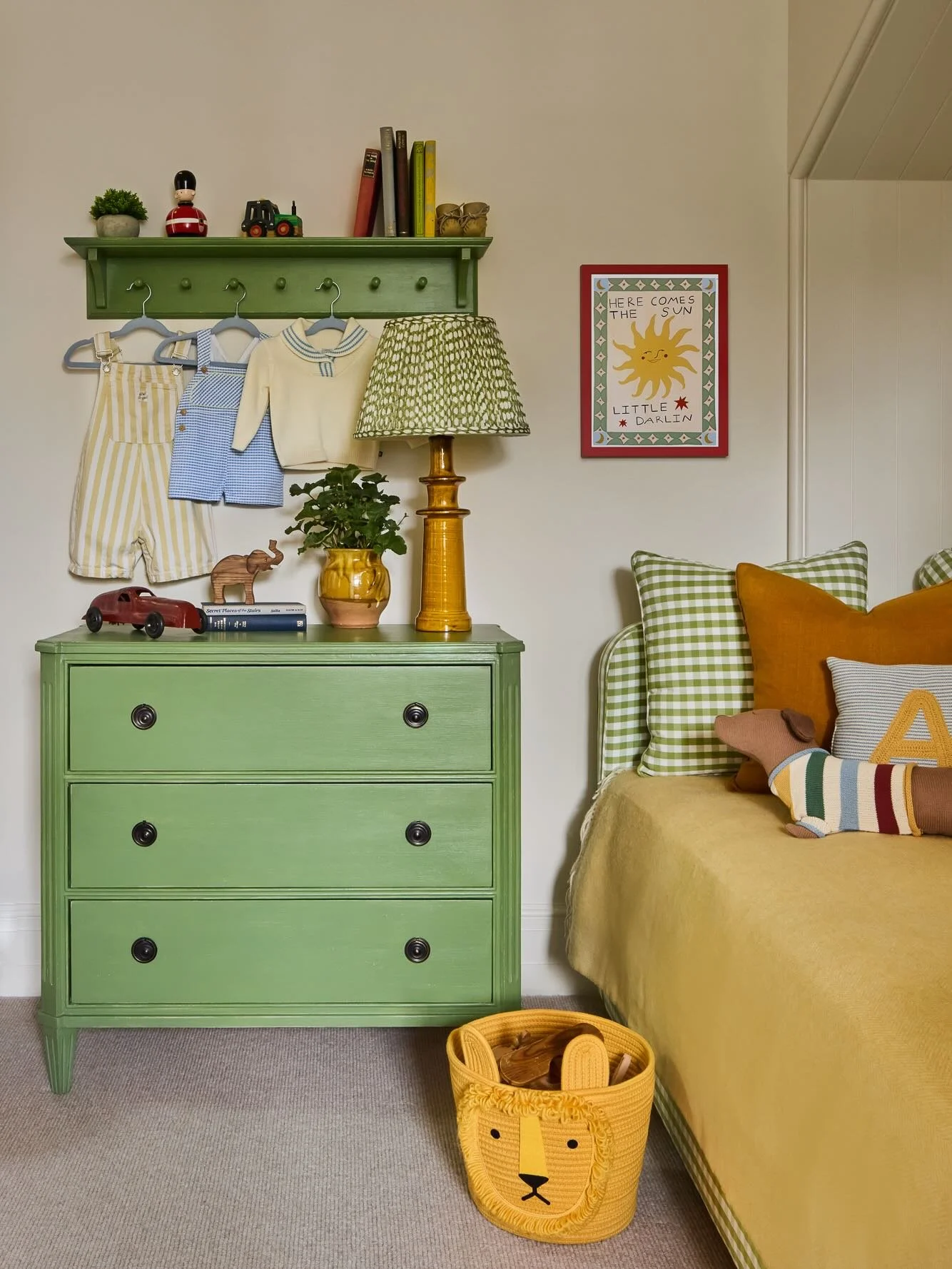 A gorgeous nursery for a gorgeous baby boy! 💛💚

I had been dying to use this green gingham trundle bed from @posieandpenn for ages and this little nook was absolutely made for it!!

The stunning safari mural is by the talented @megboscawenstudio wh