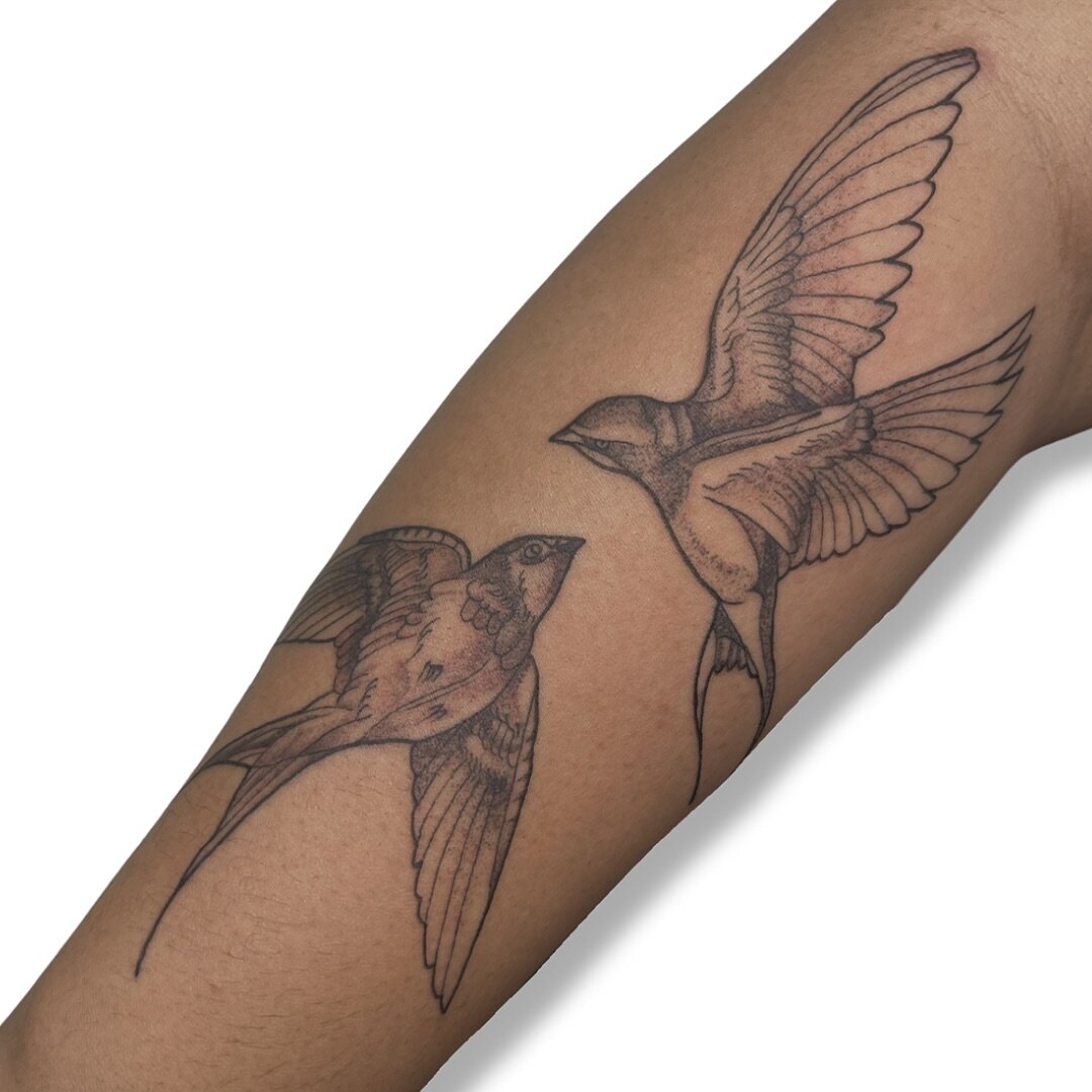 Some sweet swallows by Casey! We love the detail and texture Casey captured in this piece , and the way the birds wrap around her clients arm🪶

Click the link in our bio to schedule your next tattoo with Casey today! 

#swallowtattoo #birdtattoo #il