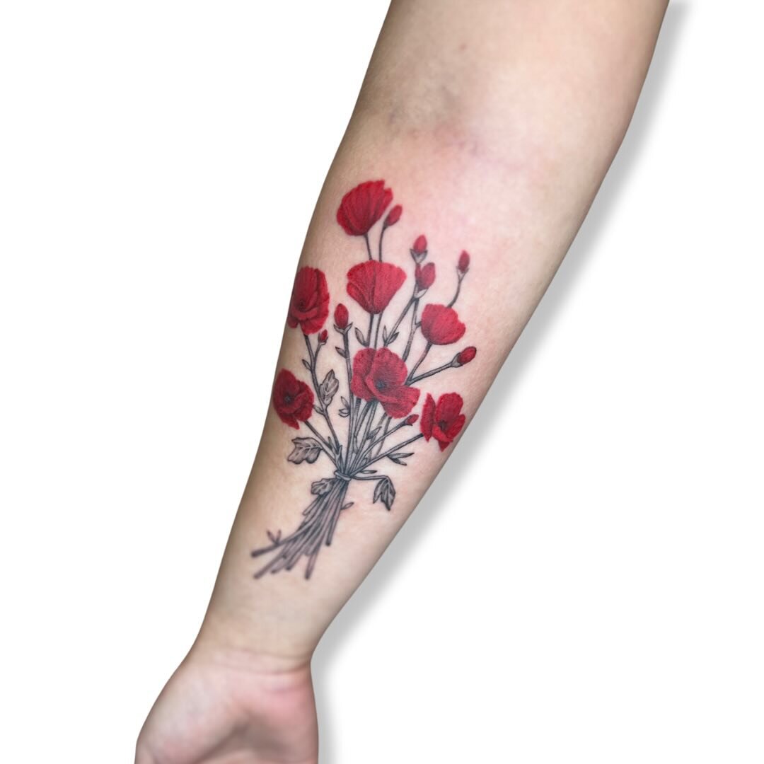 These peonies are popping! Rebecca&rsquo;s artful design combining brilliant red peony flowers with black and grey illustrative stems is eye-catching and beautiful &hearts;️ 

Click the link in our bio to book your next appointment with Rebecca today