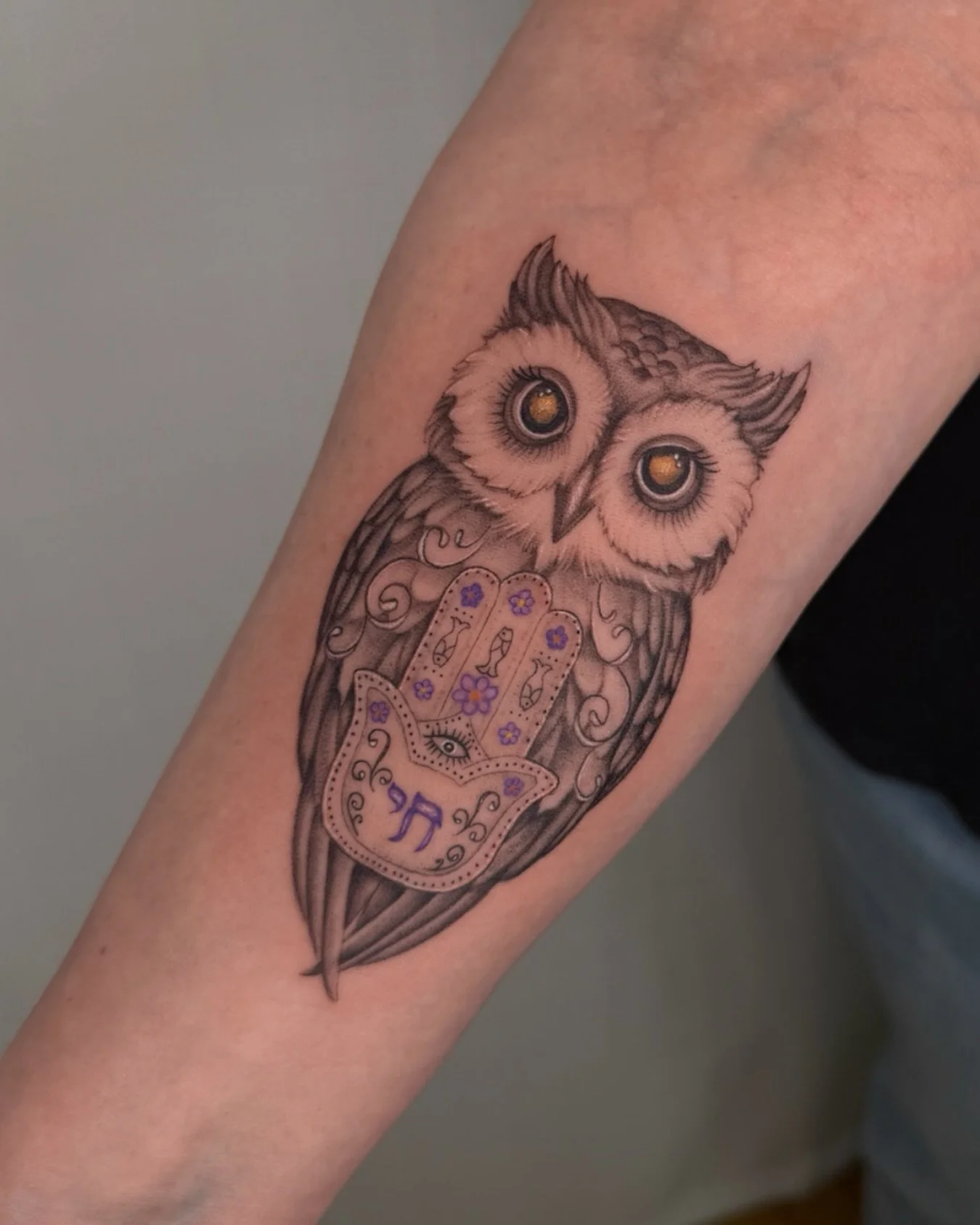 Wednesday mood: new ink ✨

Tattoo done by @amandamastattoo

Save this for your inspo folder 🤍

#owltattoo#blackandgreyink #luxurytattoo #fairfieldcounty #rebelandrosetattoo