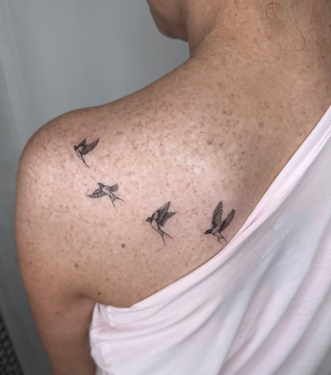 🕊️🕊️&nbsp;Tattoo done by @amandamastattoo 

Link in bio to book!

#rebelandrosetattoo #cttattoo #finelinetattoo #birdtattoo #eleganttattoo