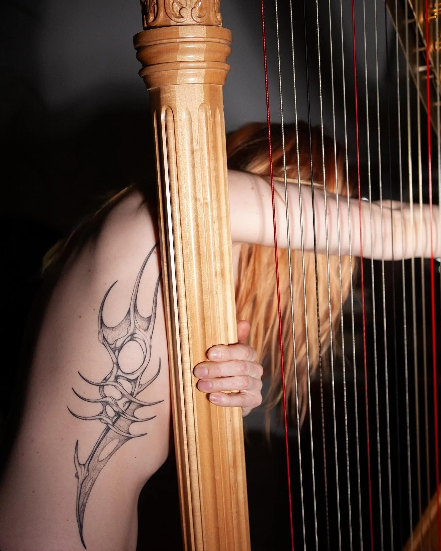 🚨₣&Oslash;ⱤɆVɆⱤ ĐɆV&Oslash;ɄⱤɆĐ🚨

finally sharing this absolutely 𝑰𝑵𝑺𝑨𝑵𝑬 piece of dragon armor from @carolineraer which is almost 2 months healed now. this is obviously a very difficult placement, for both the recipient and the artist. but Ca