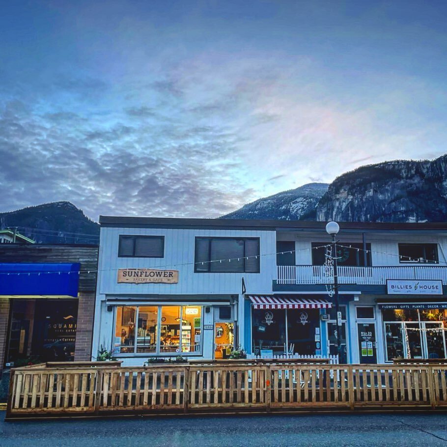 Squamish you really are a delight!

Starting off the week with this stunning view 😍

Have a great week everyone 

#supernaturalbc #sunflour #getglazed #stayglazed #donutsofinstagram #donuts #seatoskybakery #supportlocal #bestofsquamish #squamishbake