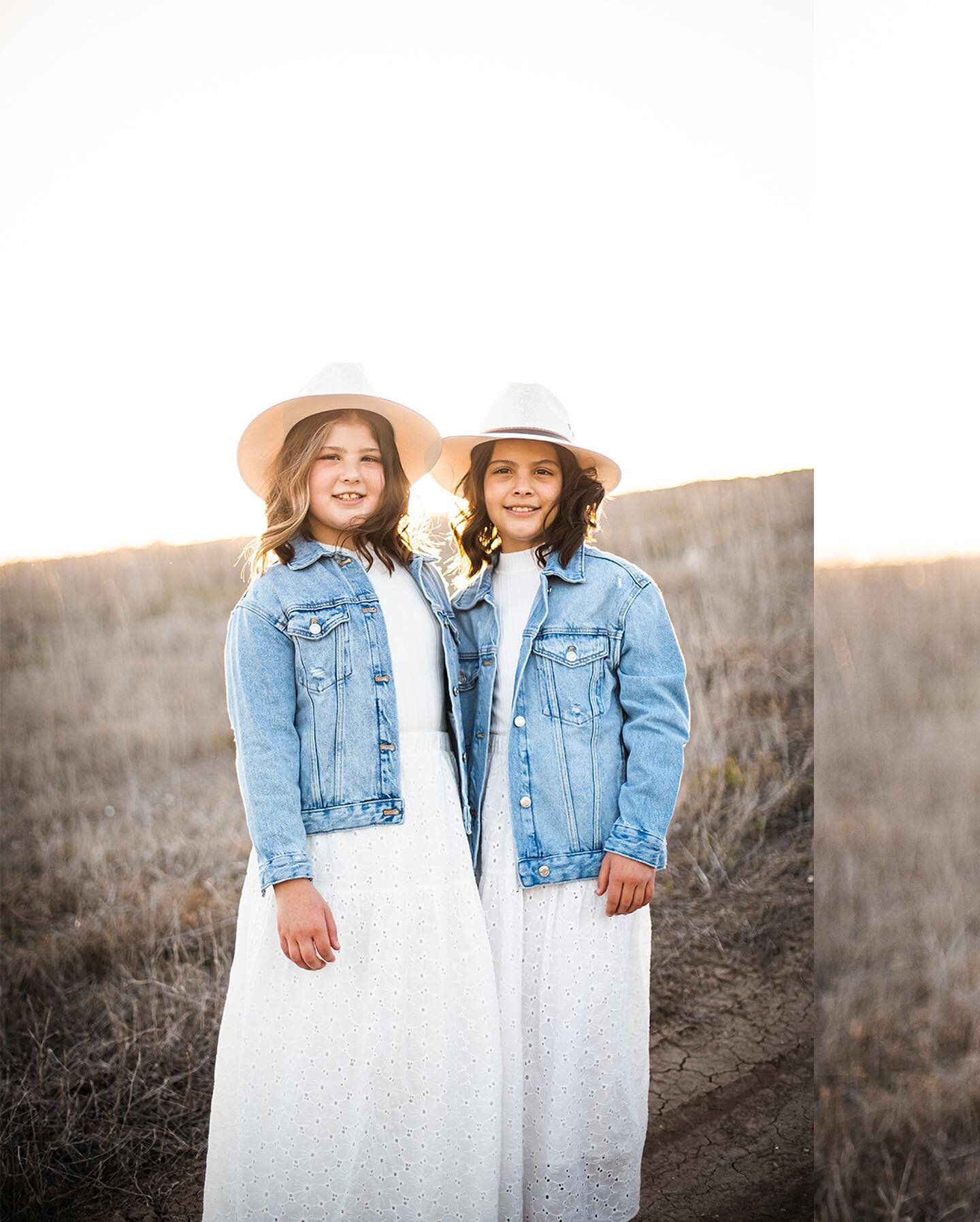 &ldquo;Tener una hermana es como tener una mejor amiga de la que no te puedes deshacer. Sabes que hagas lo que hagas, seguir&aacute; estando ah&iacute;.&rdquo; (Amy Li) || Sesi&oacute;n Hora Dorada / Golden Hour Session 

#realdelmarliving 
#realdelm