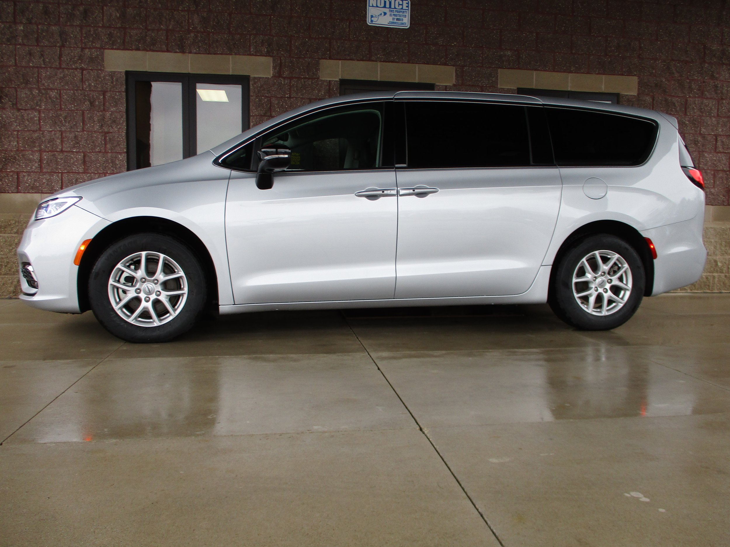 2024 Chrysler Pacifica Touring L - $31,000