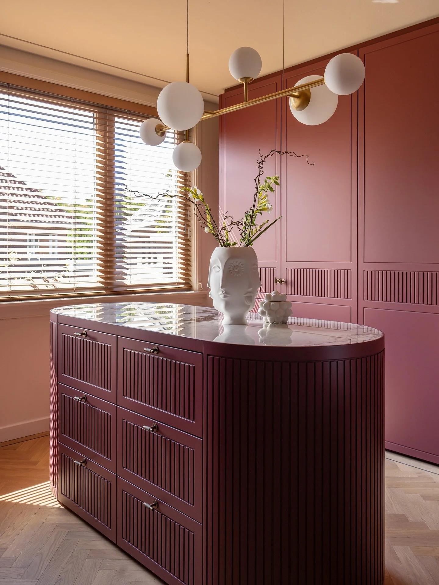 Bespoke wardrobe • Voor deze klant in Eindhoven mochten we een droom walk-in -closet creëren. Geloof me als ik zeg dat dit nu de favoriete plek van het huis is geworden voor de bewoonster :-) eigenlijk hadden we nog een klein koelkastje moe