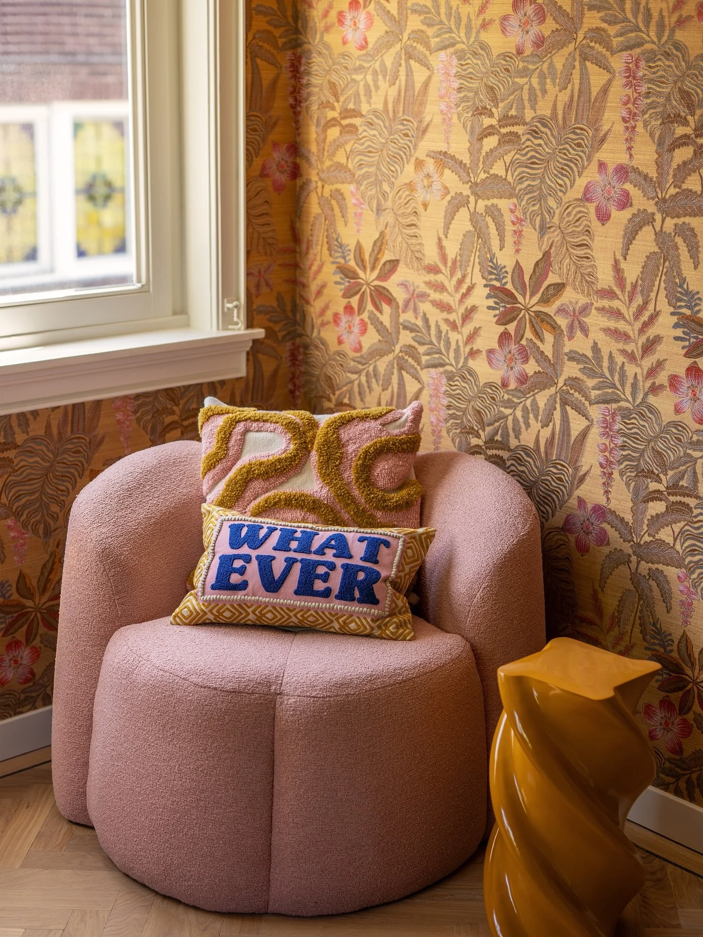 Who says work can’t be fun?
Een kantoor aan huis hoeft niet zakelijk en saai te zijn. Deze ruimte laat zien dat je ook met kleur, vorm en een vleugje humor een warme en professionele werkplek kunt creëren. Dat worden toch gezellige online