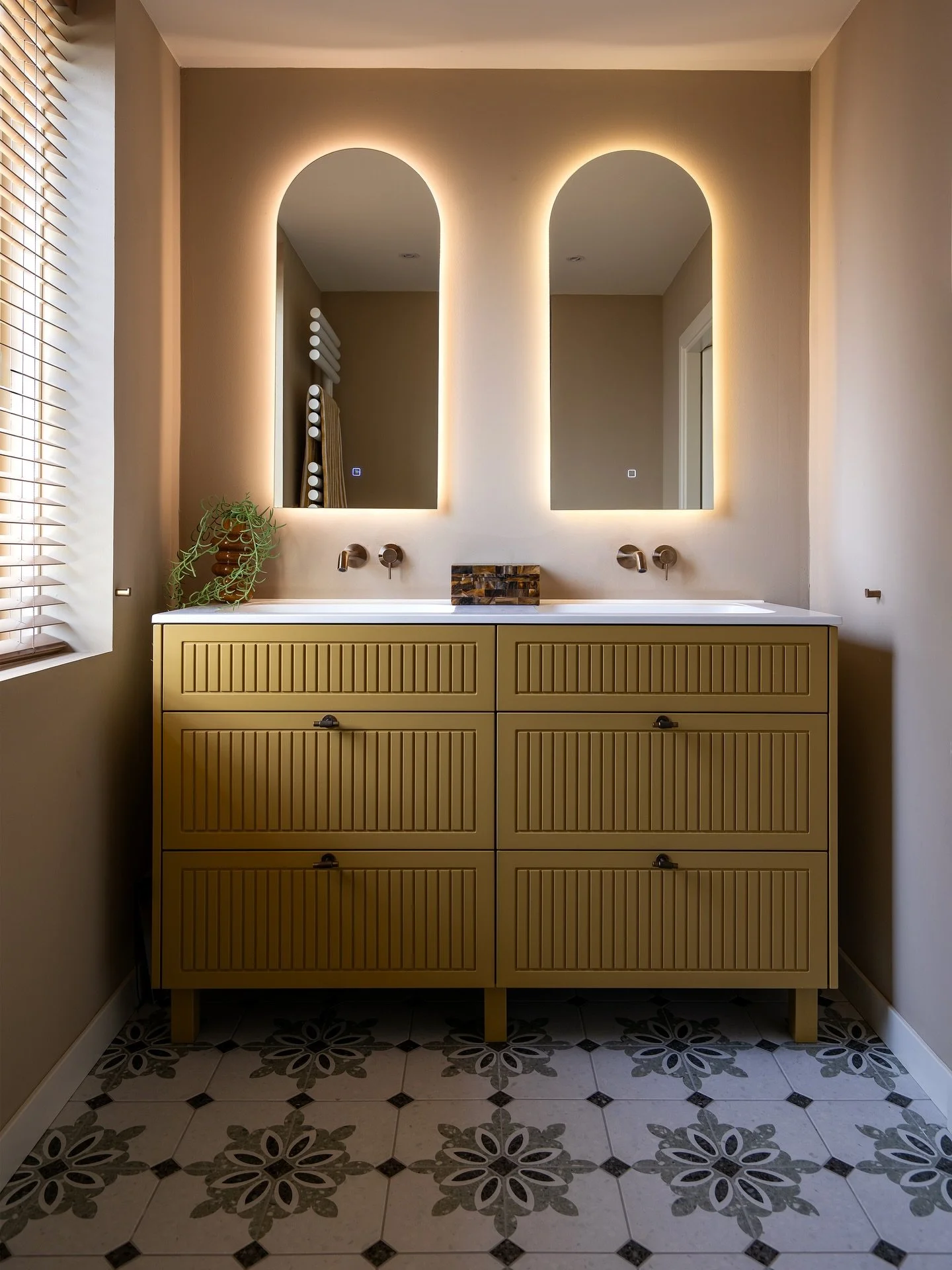 “Why so serious? Even bathrooms deserve a glow-up.” 🚿✨ 
Voeg kleur, speelse tegels of onverwachte details toe en maak er een ruimte van waar je blij van wordt. Wij geloven we dat elke hoek in huis een feestje mag zijn – zelfs de b