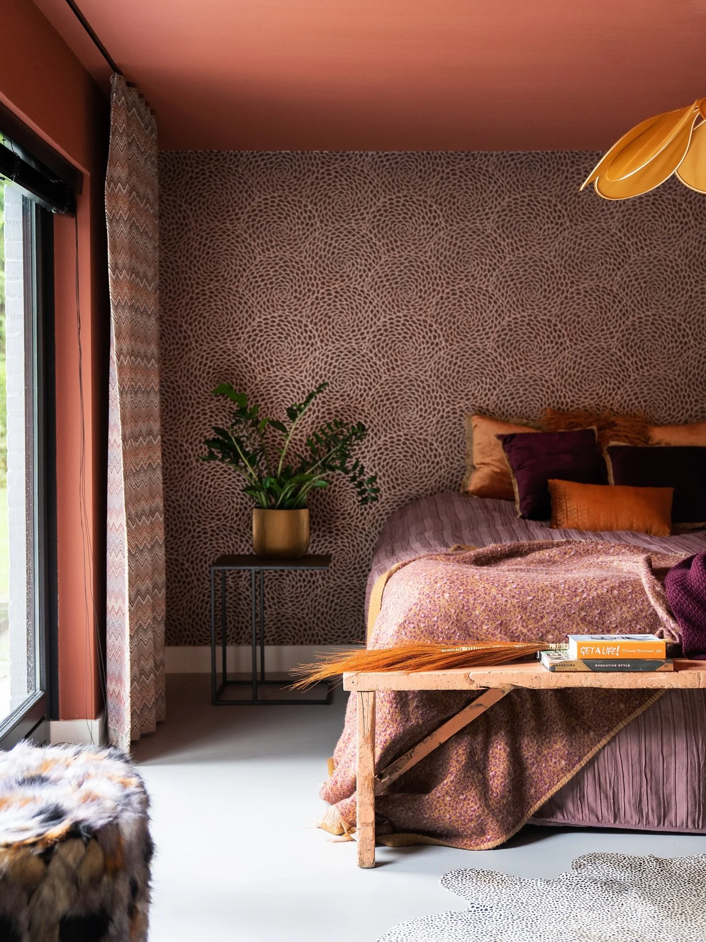 Scrollend door mijn 8646 foto’s (🤯) kwam ik ineens deze oude slaapkamer van ons tegen. Bizar hoe snel de tijd gaat! 💭 Toch blijft die vibe heerlijk helemaal nu met de herfstkleuren buiten – scrollen jullie nog wel eens door al je foto&r