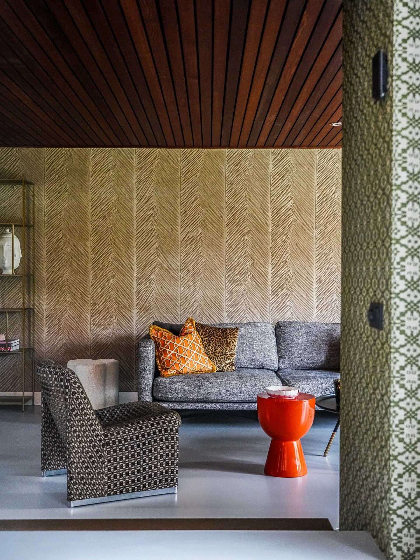 ✨ Karakter boven perfectie ✨
Een interieur met een verhaal — dat is waar we van houden. Oude details, doorleefde materialen en dat beetje imperfectie dat juist sfeer geeft. 💫
In ons eigen huis is dat deze zitkuil en de jaren 70
schrootjes, ie