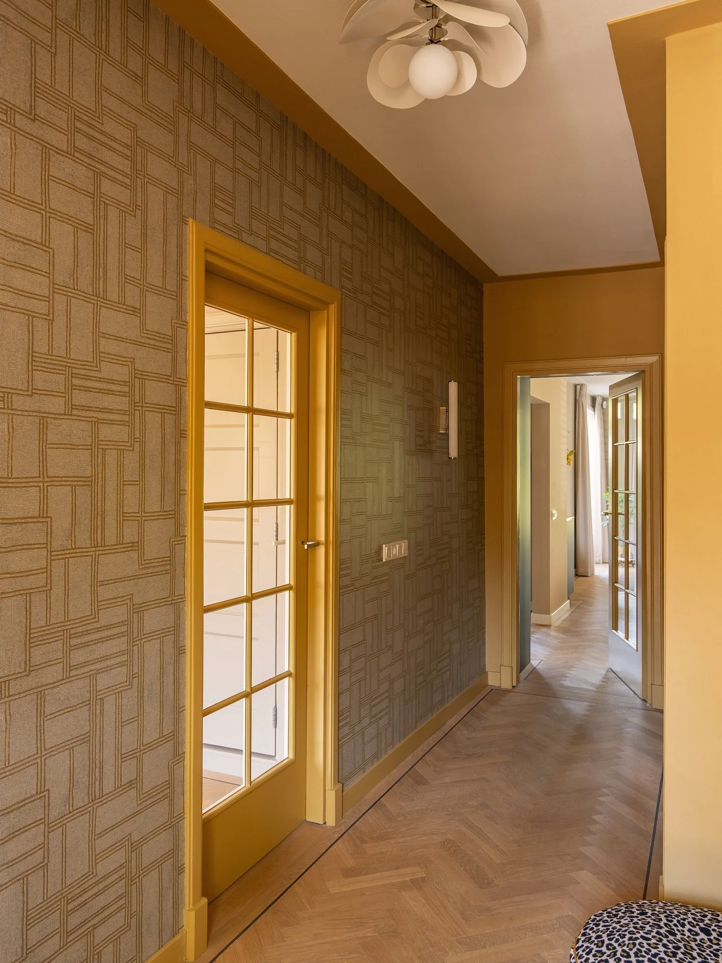 Sunny side up • Aangezien het zonnetje zich nog niet echt laat zien, laat ik deze heerlijke zonnige entree maar zien van onze klant in Eindhoven. Heerlijk toch om zo warm binnen te komen. Ik ga nu de dag beginnen met een lekkere sunny side up 🍳