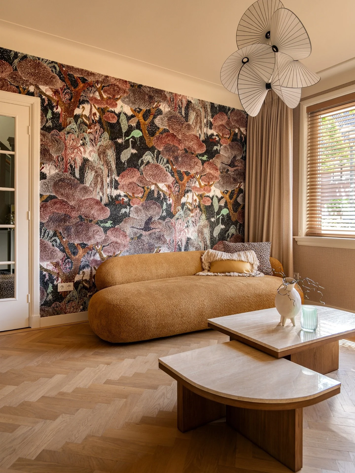 ✨ Project Eindhoven • Eclectic interieur met een twist! 
Gedurfde tinten, rijke texturen en een vleugje lef – dat is wat dit interieur uniek maakt. Door speelse vormen, aaibaar textiel en een opvallend behang te combineren, ontstaat een r