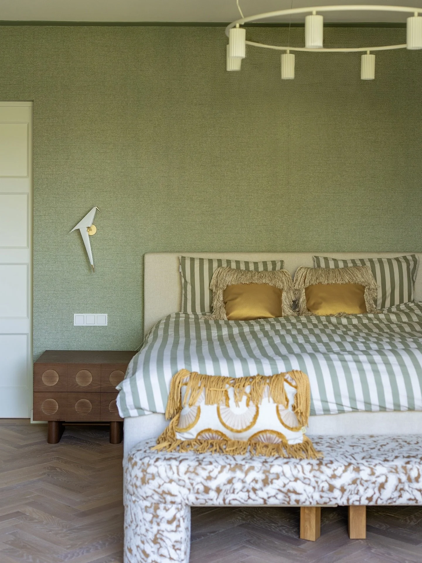 Bijna weekend! ✨👻 🎃
Hoe gaat het met jullie? Al fijne plannen voor de komende dagen? 
Vandaag deel ik een rustig, zacht en toch heel uniek slaapkamerproject. Natuurlijke tinten, textuur in overvloed en een vleugje speelsheid door patronen en vorme