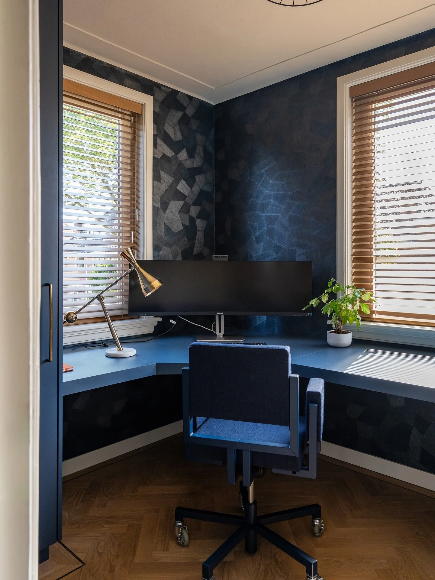 Homeoffice &bull; &bull; &bull;
Voor onze klant in Eindhoven mochten we twee thuiswerkplekken cre&euml;ren. Twee totaal verschillende ruimtes maar beide vol karakter. Wie zegt dat een thuiskantoor saai moet zijn? Wij niet hoor!
Met kleur, een goed de