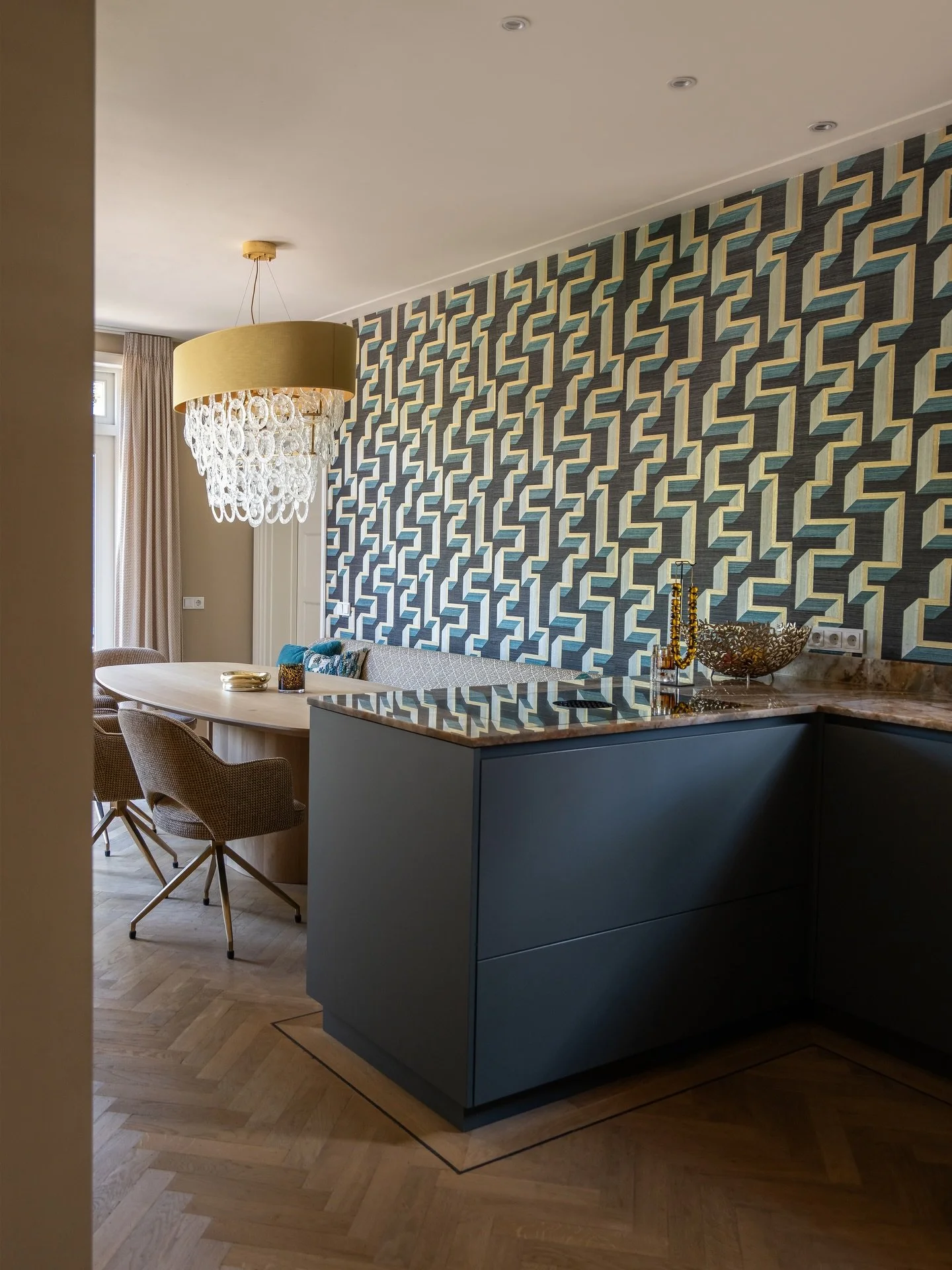 Een keuken met wowfactor? Absoluut. 💥

Kleuren die knallen, materialen die spreken en details die net even anders zijn&mdash;precies waar wij van houden. Van schuren komt glans is niet voor niks ons motto. Oja en soms een beetje glam omdat we het ni