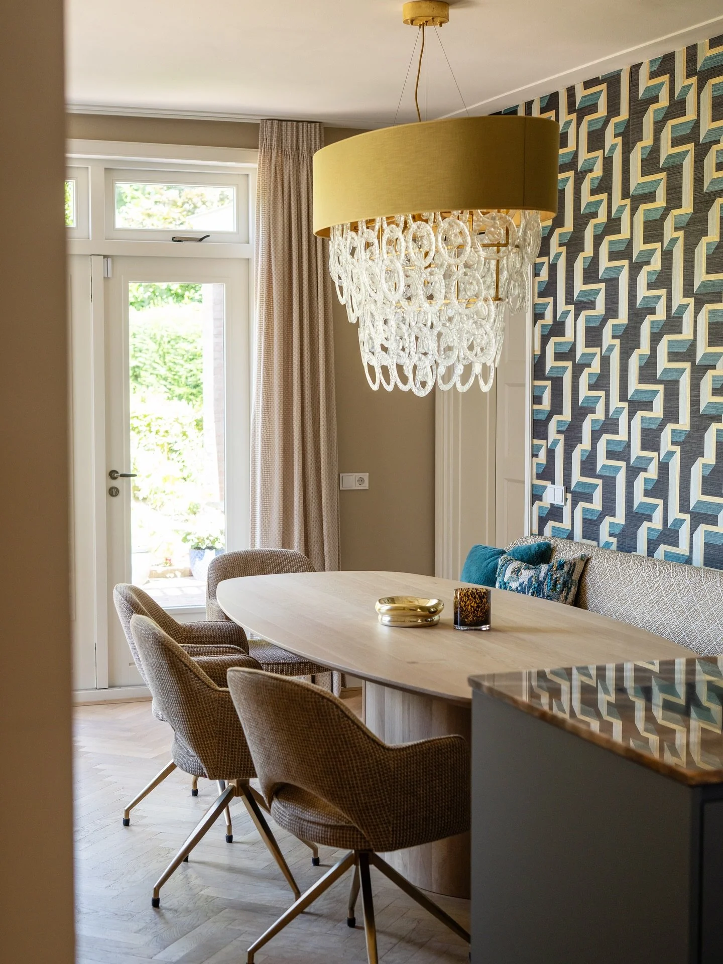 Eclectisch wordt vaak verward met &lsquo;alles kan&rsquo;.
Dat is niet waar.

Juist bij eclectische interieurs zijn keuzes essentieel.

✖️ Te veel stijlen = onrust
✔️ De juiste mix = karakter

Het verschil zit &rsquo;m niet in smaak, maar in durven s