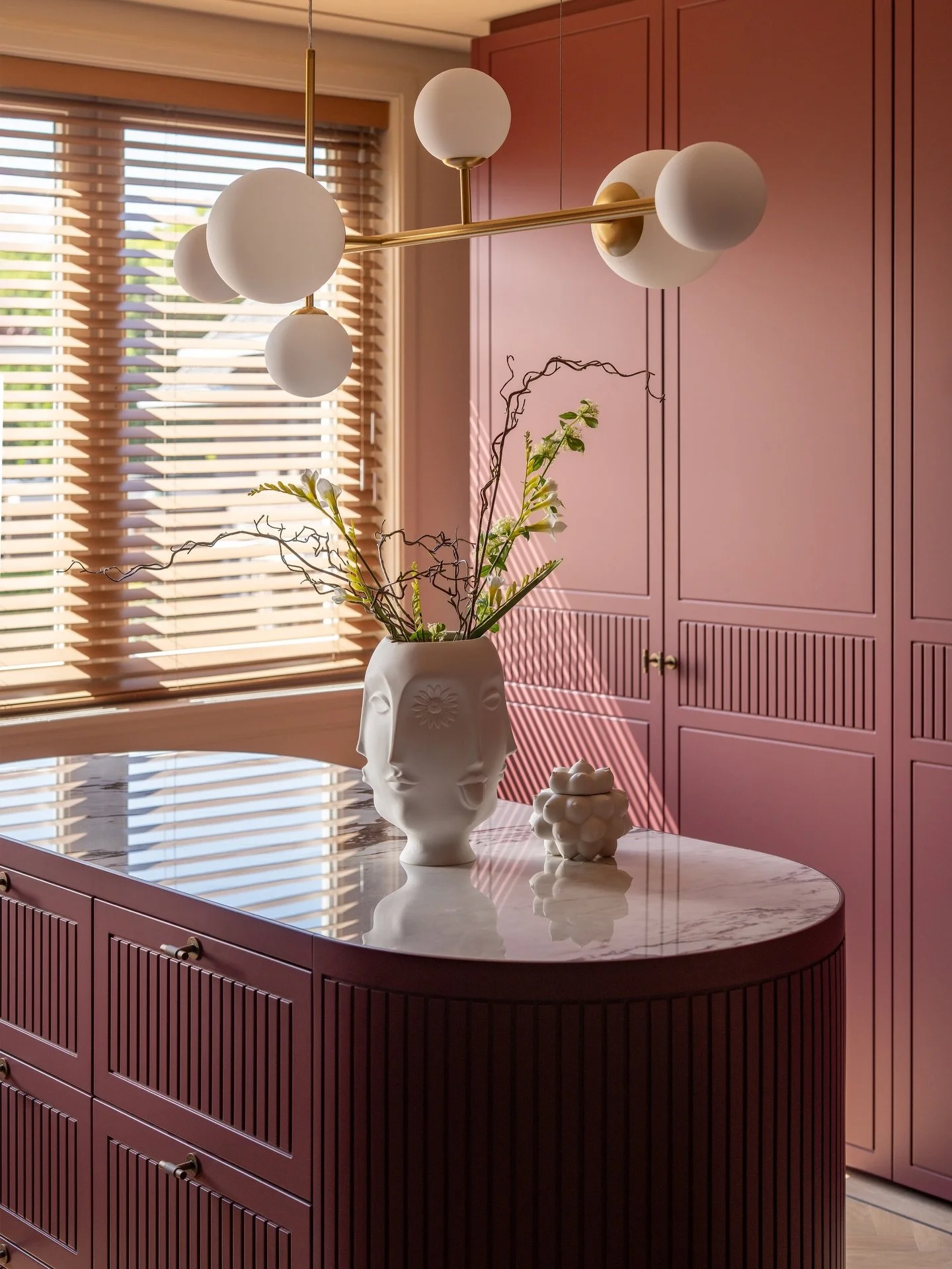 &ldquo;Dit detail lijkt klein.
Maar het bepaalt de hele sfeer.

Dit durven veel mensen niet.

En precies daar begint voor ons een ontwerp&rdquo;

We ontwerpen met fun en durven rechtsaf te slaan waar je links zou moeten. Buiten de lijntjes kleuren en