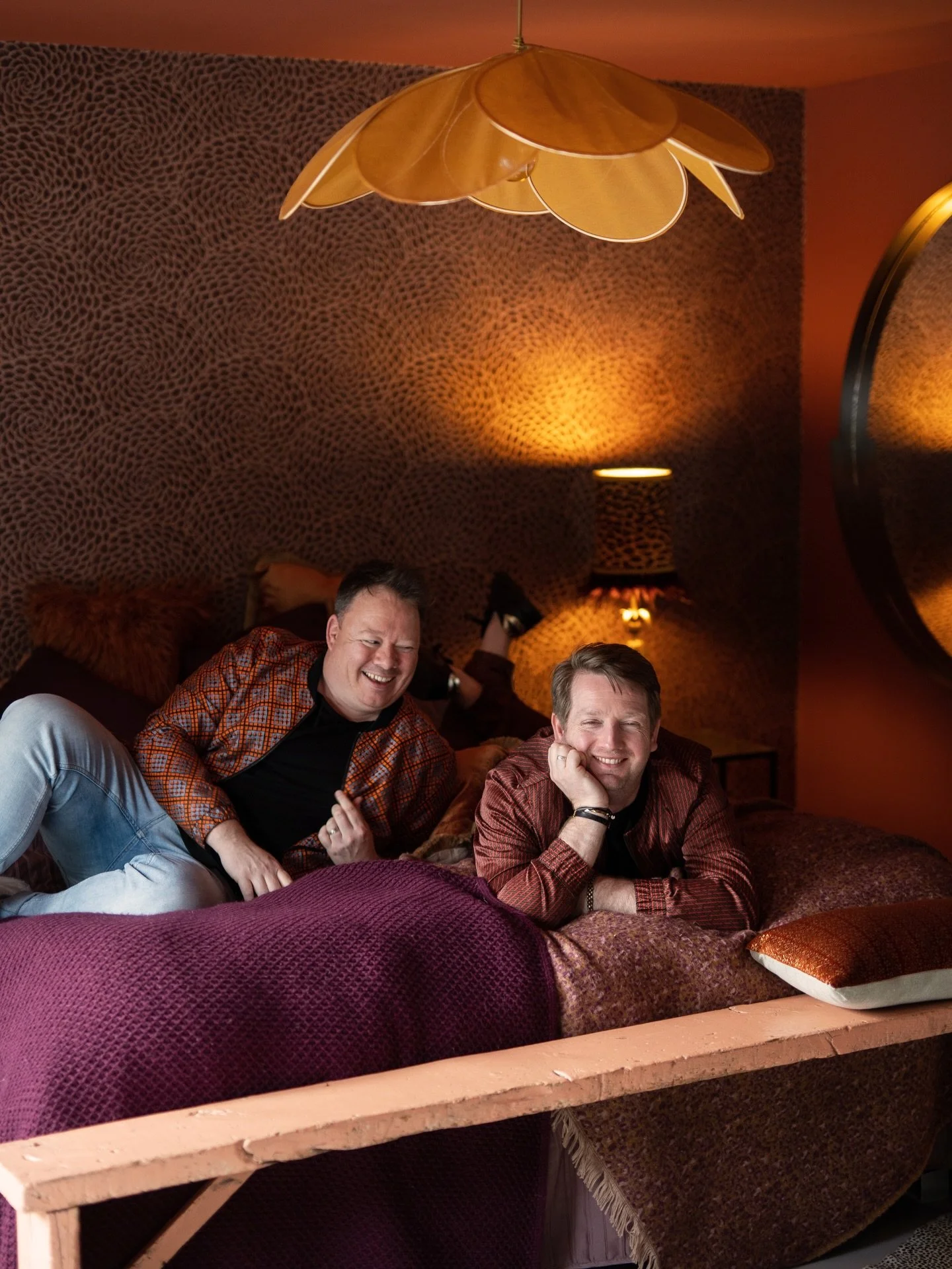 👉 Twee verschillende persoonlijkheden. E&eacute;n interieurvisie. 

Wij ontwerpen samen omdat we elkaar uitdagen.
De &eacute;&eacute;n voelt, de ander scherpt aan.
Soms botsend. Altijd met hetzelfde doel:
geen standaard interieur.

5 dingen die je n