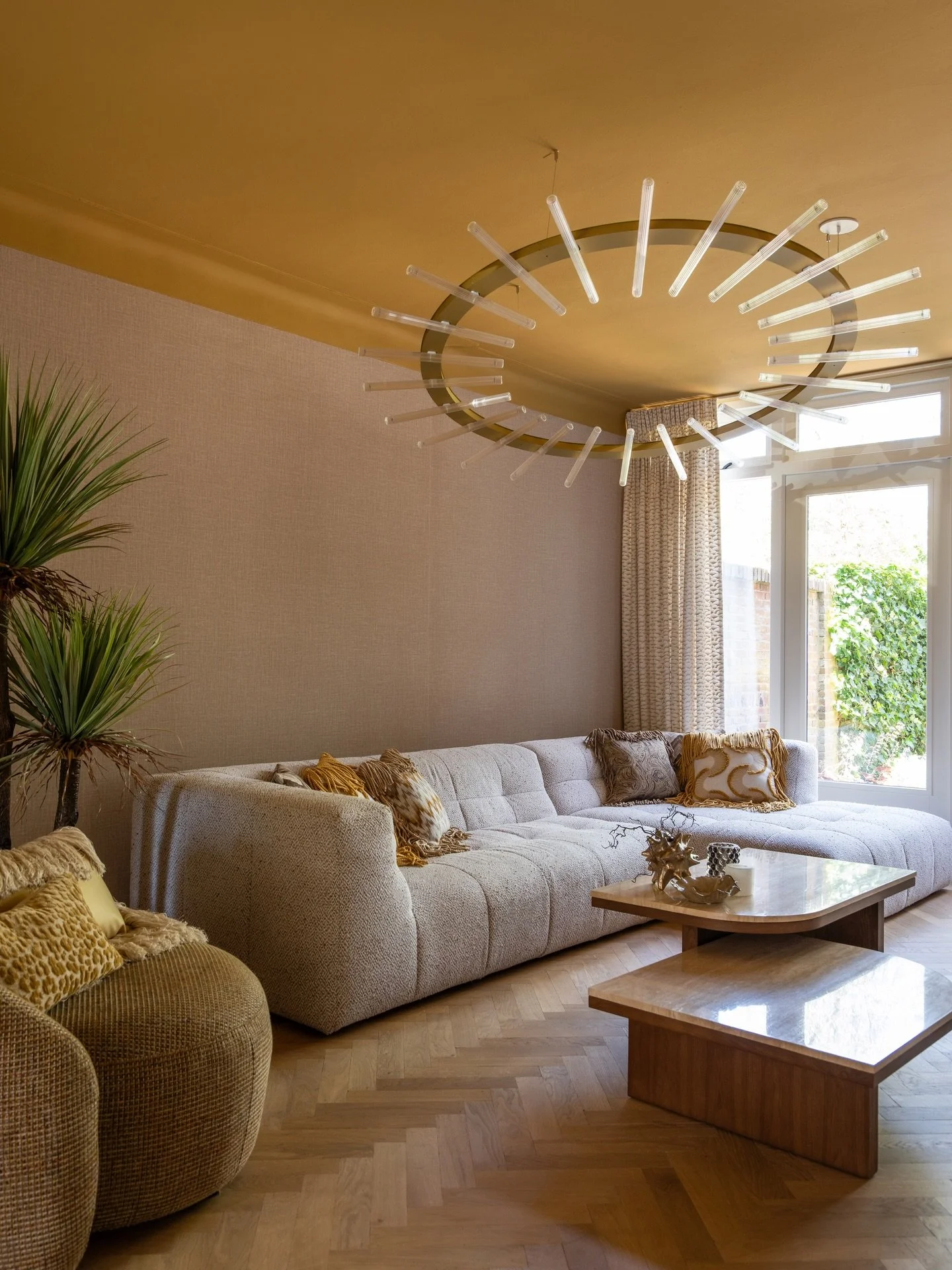 De vraag van deze klant was simpel:
&ldquo;We willen iets anders, maar het moet wel kloppen.&rdquo;

Precies d&aacute;t spanningsveld vinden wij interessant.

Door te spelen met contrast, kleur en materiaal ontstaat een interieur dat niet veilig is &