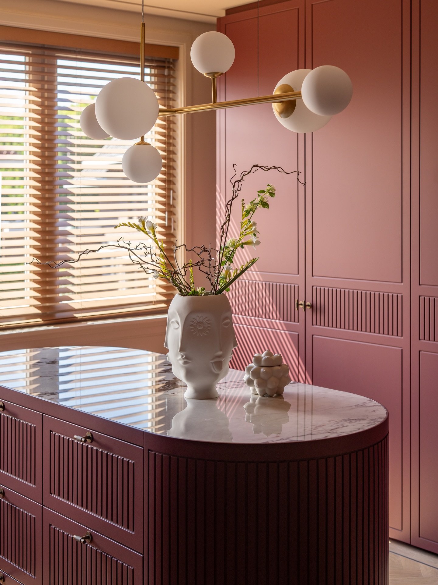 &ldquo;Dit detail lijkt klein.
Maar het bepaalt de hele sfeer.

Dit durven veel mensen niet.

En precies daar begint voor ons een ontwerp&rdquo;

We ontwerpen met fun en durven rechtsaf te slaan waar je links zou moeten. Buiten de lijntjes kleuren en