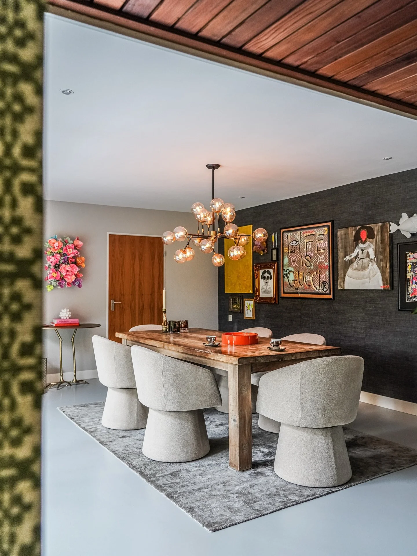 Wij ontwerpen geen interieurs voor iedereen.

Wij ontwerpen interieurs met karakter.
Met lef. Met spanning. Met keuzes.

Want een interieur mag best schuren.
Het moet voelen als jij &mdash; niet als een trend.

Standaard is bij ons geen optie.

&mdas