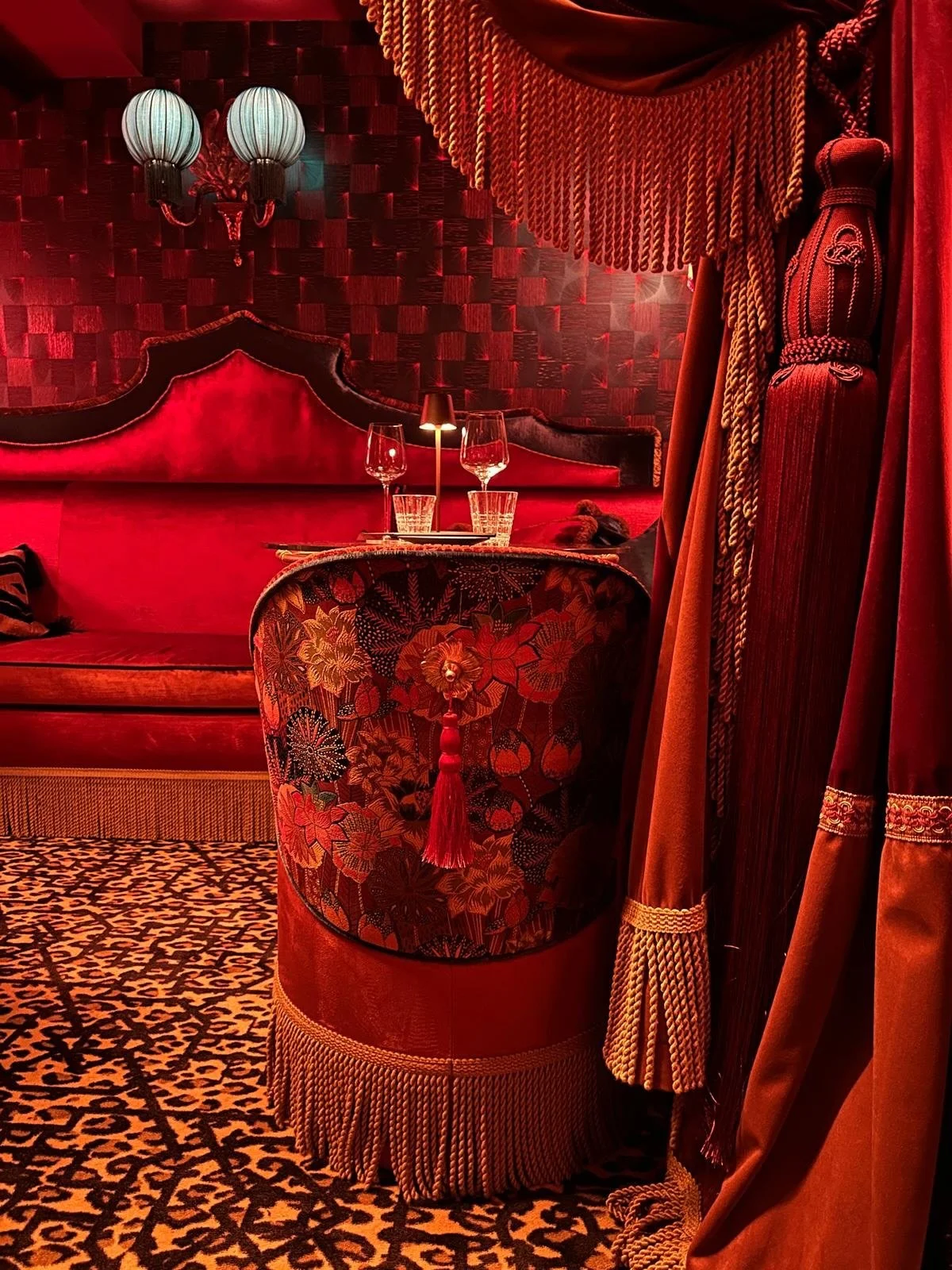Hotspot alert in Amsterdam 🚨 

Ontdek een vleugje Parijs in Amsterdam verborgen onder de Beurs van Berlage @houseofnoa.amsterdam chique, sfeervol en n&eacute;t dat beetje extra. Precies waar wij van houden! En niet te missen het interieurontwerp van