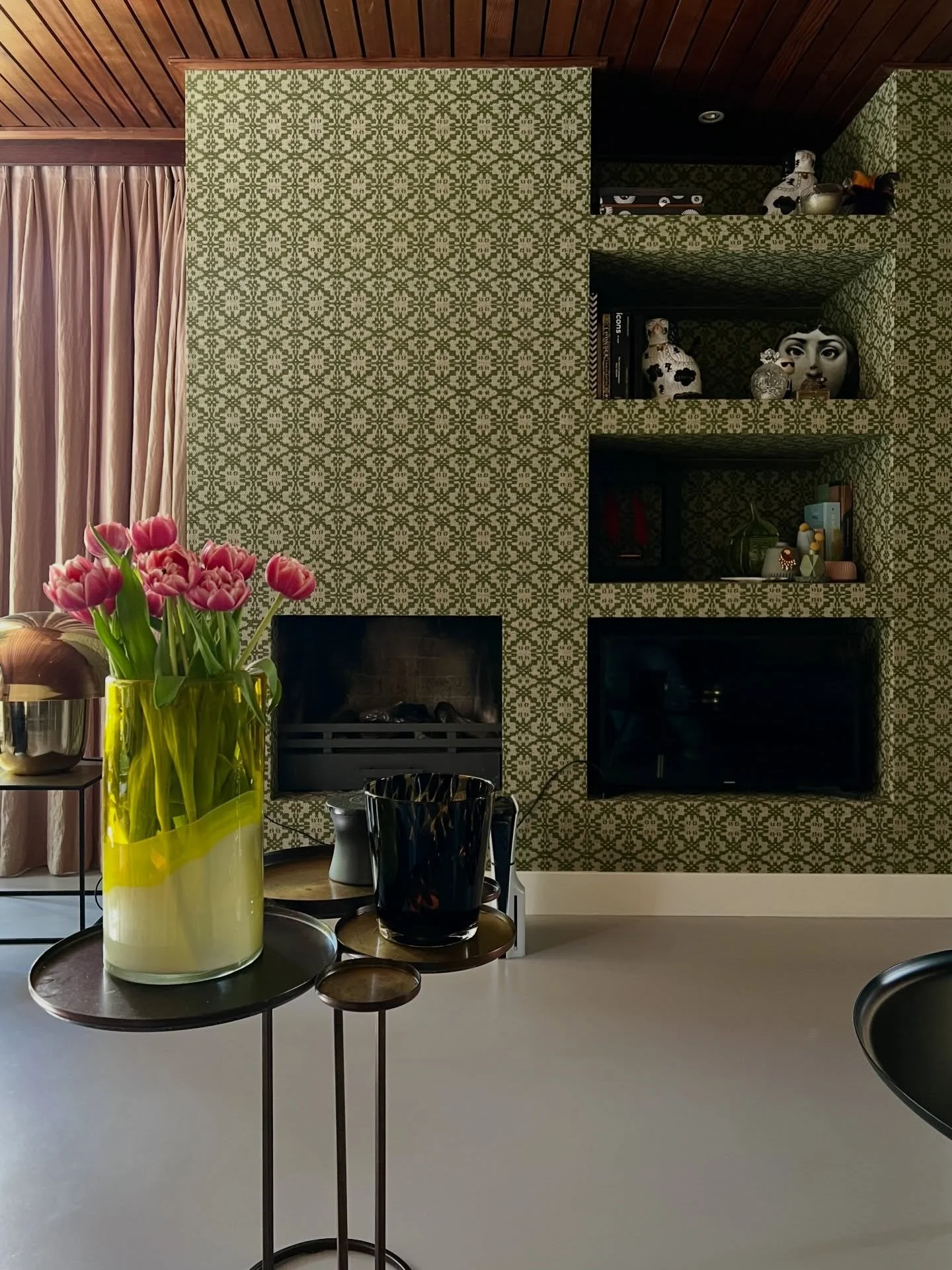 Zonnetje dat naar binnen valt, verse bloemen op tafel, gewoon zo&rsquo;n dag die precies goed voelt ☀️🌷
Vandaag op pad met mijn neefje en tussendoor natuurlijk een beetje gamen 🎮

Hij staat misschien niet vol in beeld&hellip; maar als je goed kijkt