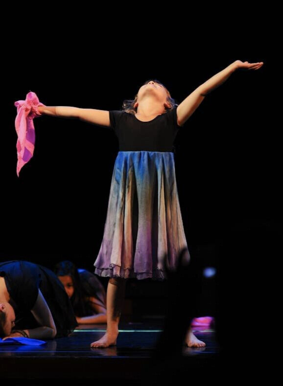 una joven bailarina en el escenario de SPACE School of Performing Arts & Cultural Education en Ukiah, California