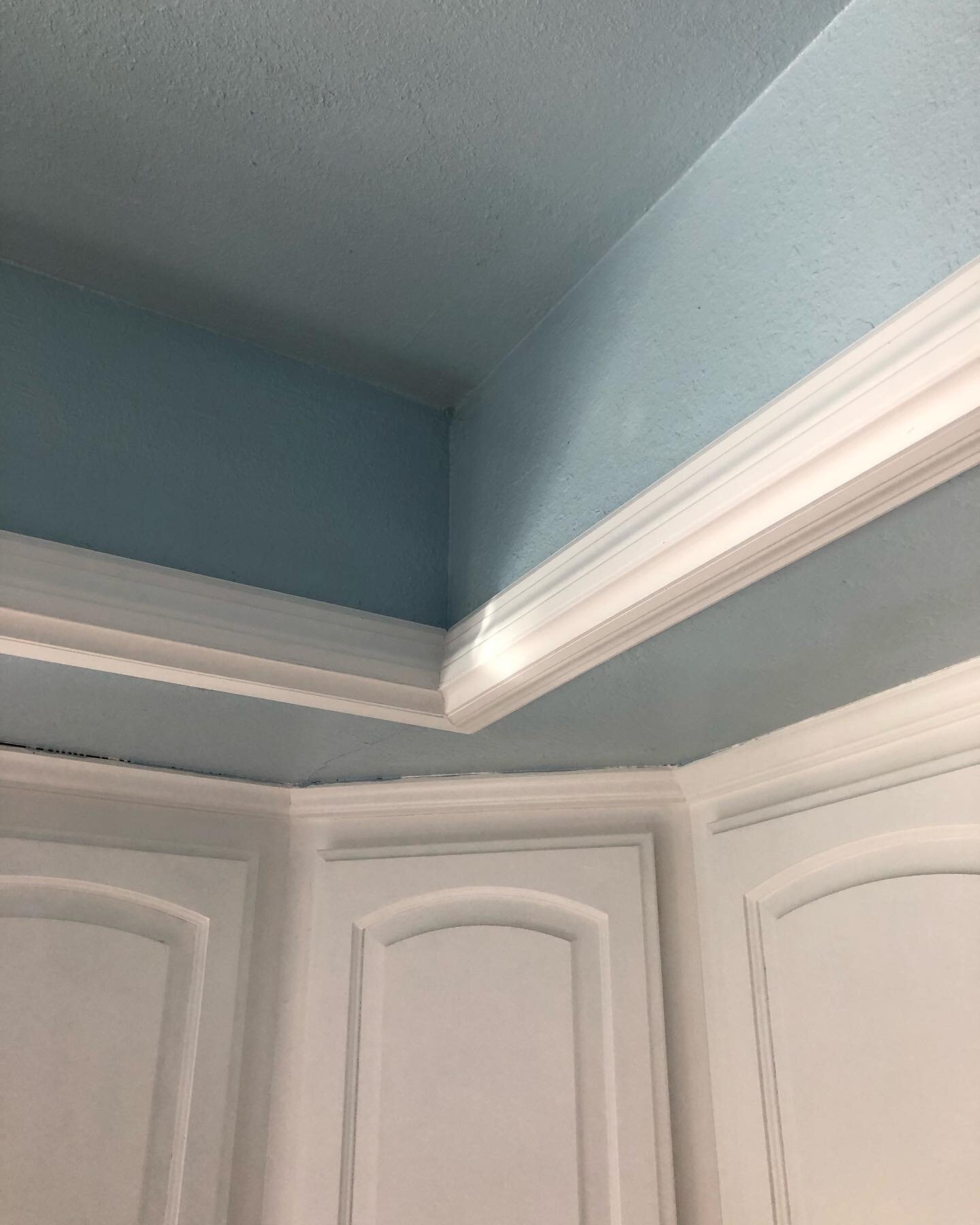 Addition of outside corner molding into the soffit and brand new hardware gives this kitchen and client a fresh updated look #remodel #renovation #repair #homeremodel #homerenovation #homerepair #kitchendesign #kitchenremodel #hardware #molding #trim