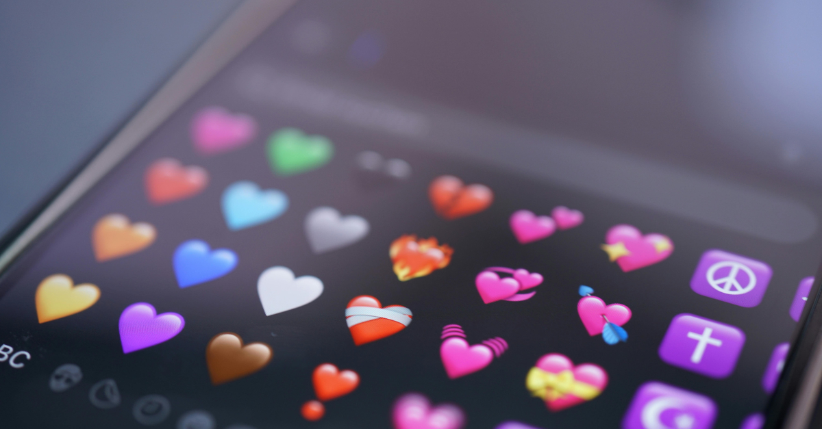 How to Use Emojis and Hashtags in Facebook Posts Effectively (2026 Guide)