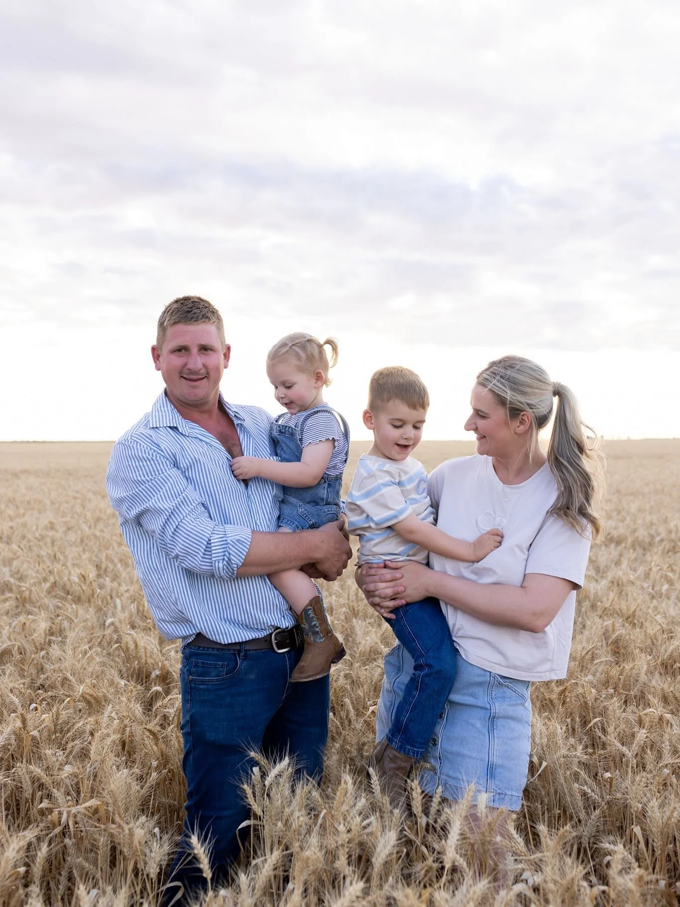 Warm nights that warm the heart. A Monday evening with the Margetts during harvest. A home filled with family, stories and wedding photos from years gone by. Heart is full 💛🌾