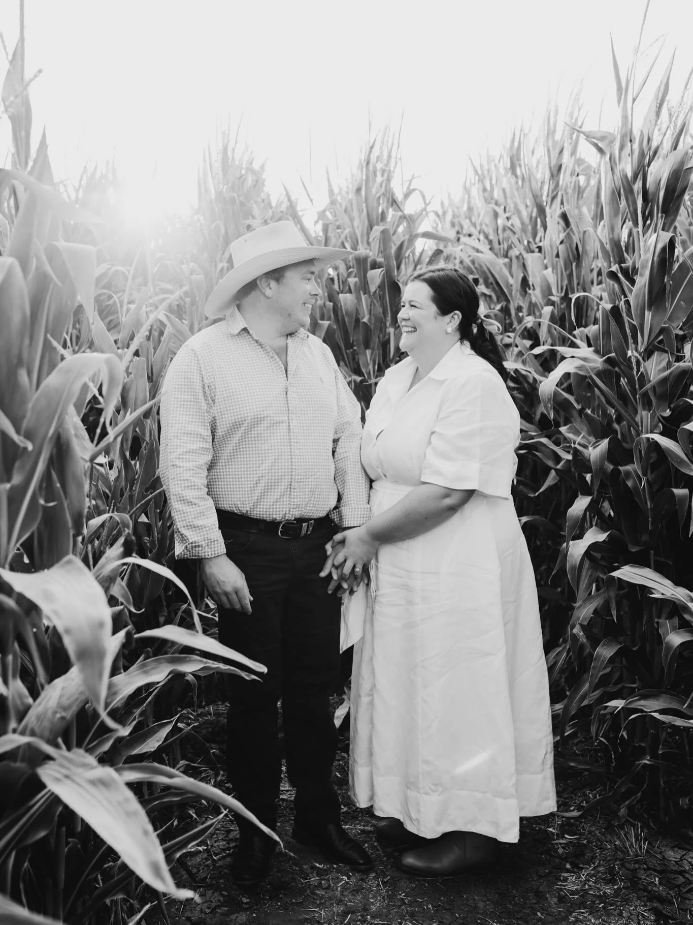 Belle + Tom 🤍 An evening spent amongst the corn fields and golden light in the Riverina.