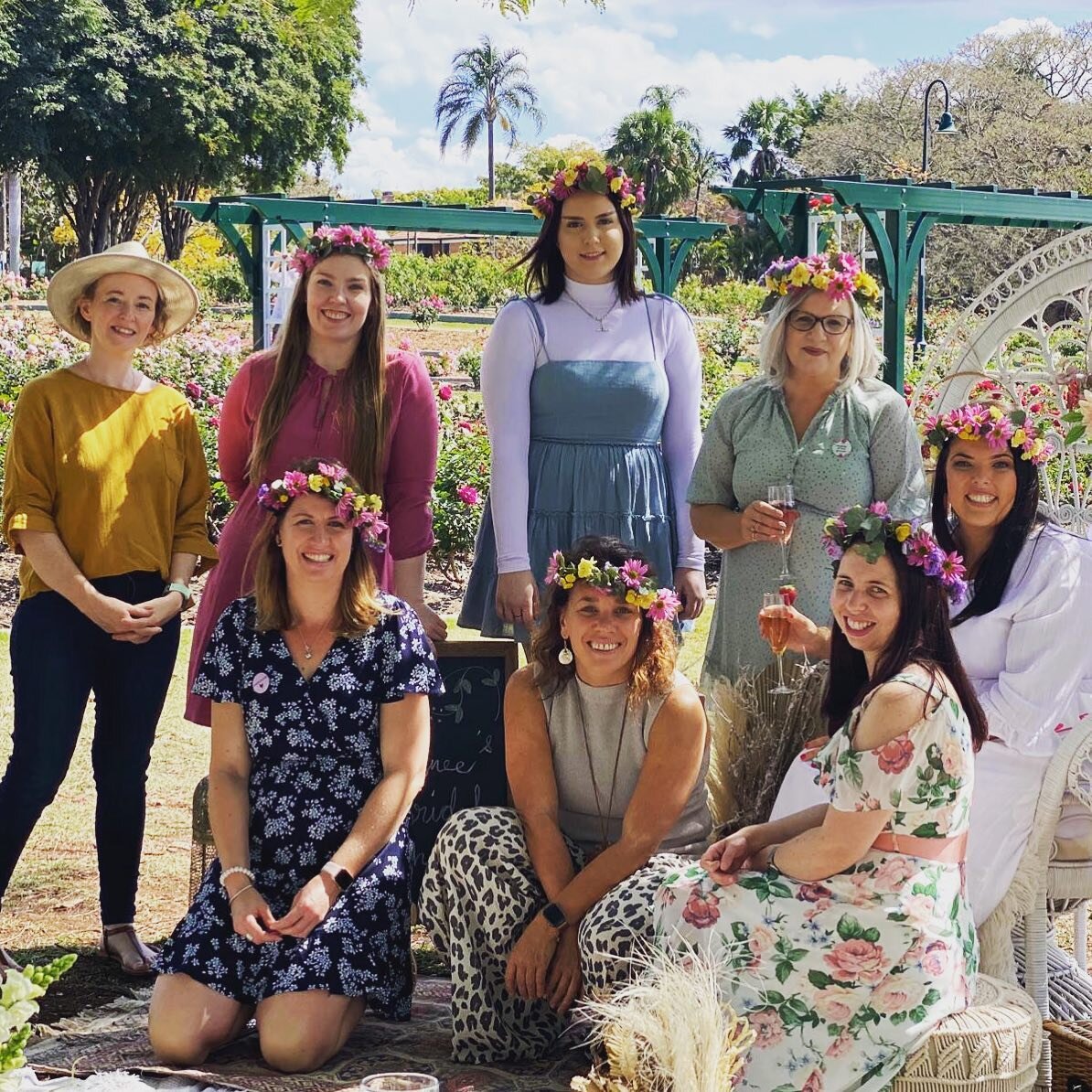 What a beautiful Sunday flower crown workshop with this bunch of lovely ladies. Surrounded by @newfarmparkbrisbane rose gardens in full bloom, and the perfect amount of sunshine we celebrated the upcoming marriage of Renee. Organised by her sister @_