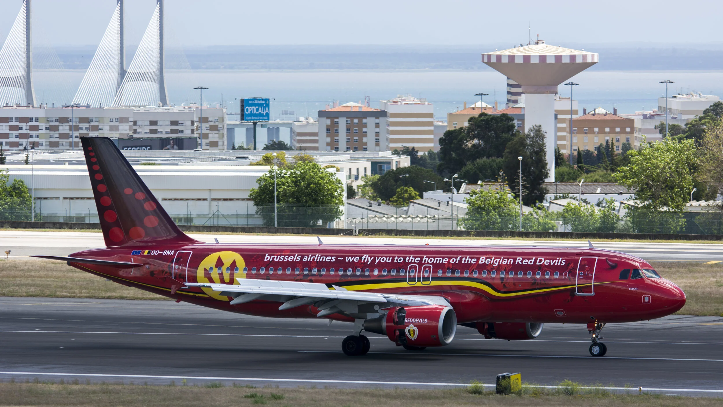 LPPT (Lisbon, Portugal) Brussels Airlines OO-SNA Airbus A320-214 With Belgian Red Devils Livery