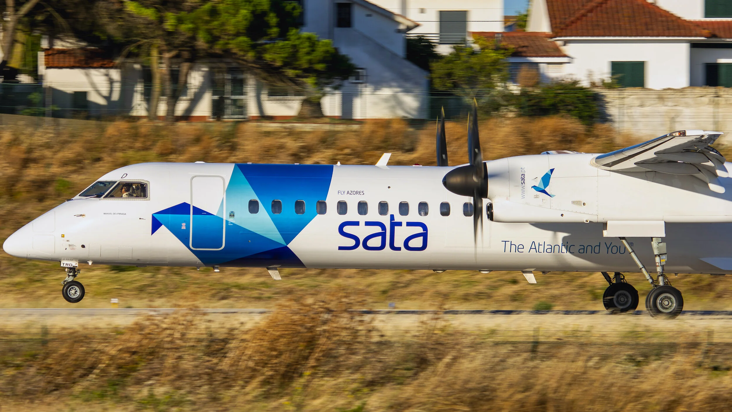 LPCS (Cascais, Portugal). SATA Air Acores Bombardier CS-TRD DHC 8-402Q Dash 8