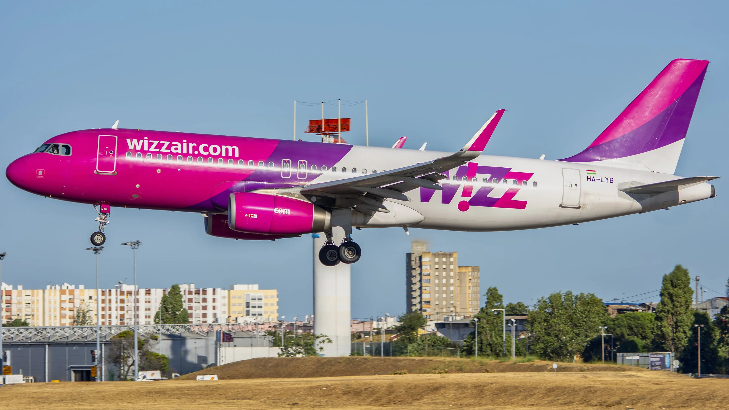 LPPT (Lisbon, Portugal). Wizz Air HA-LYB Airbus A320-232 (W)