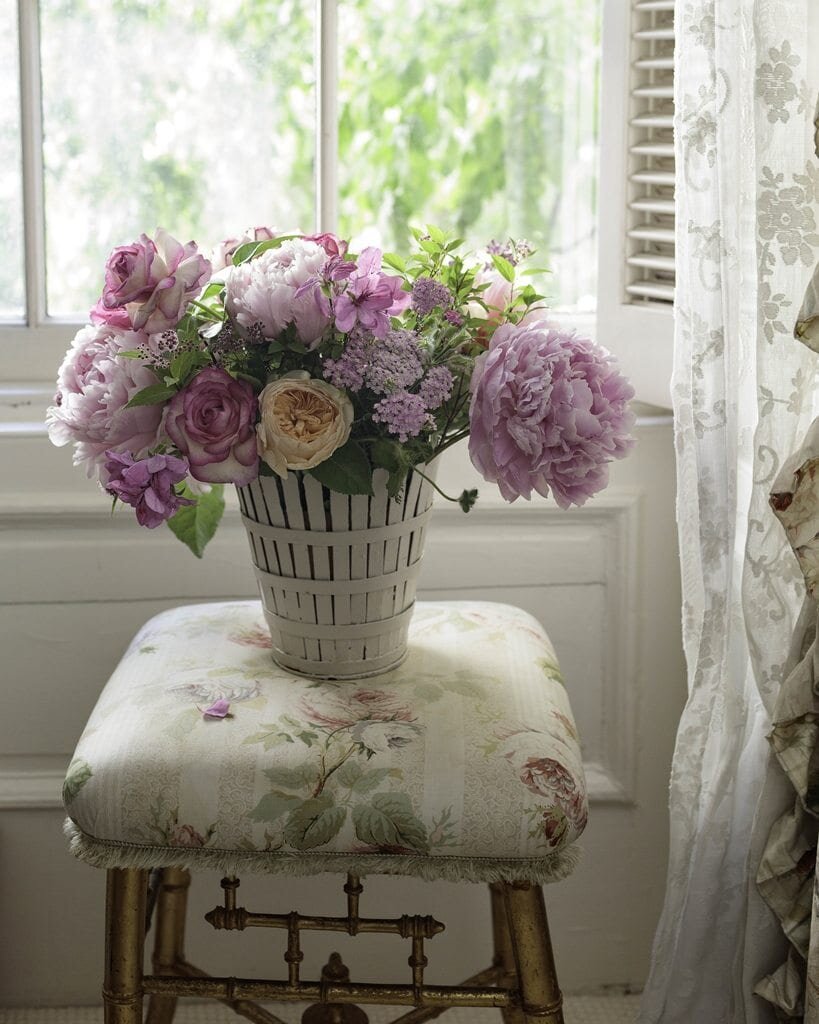 Cathy’s arrangements are always informal, delicate, and breathtakingly beautiful