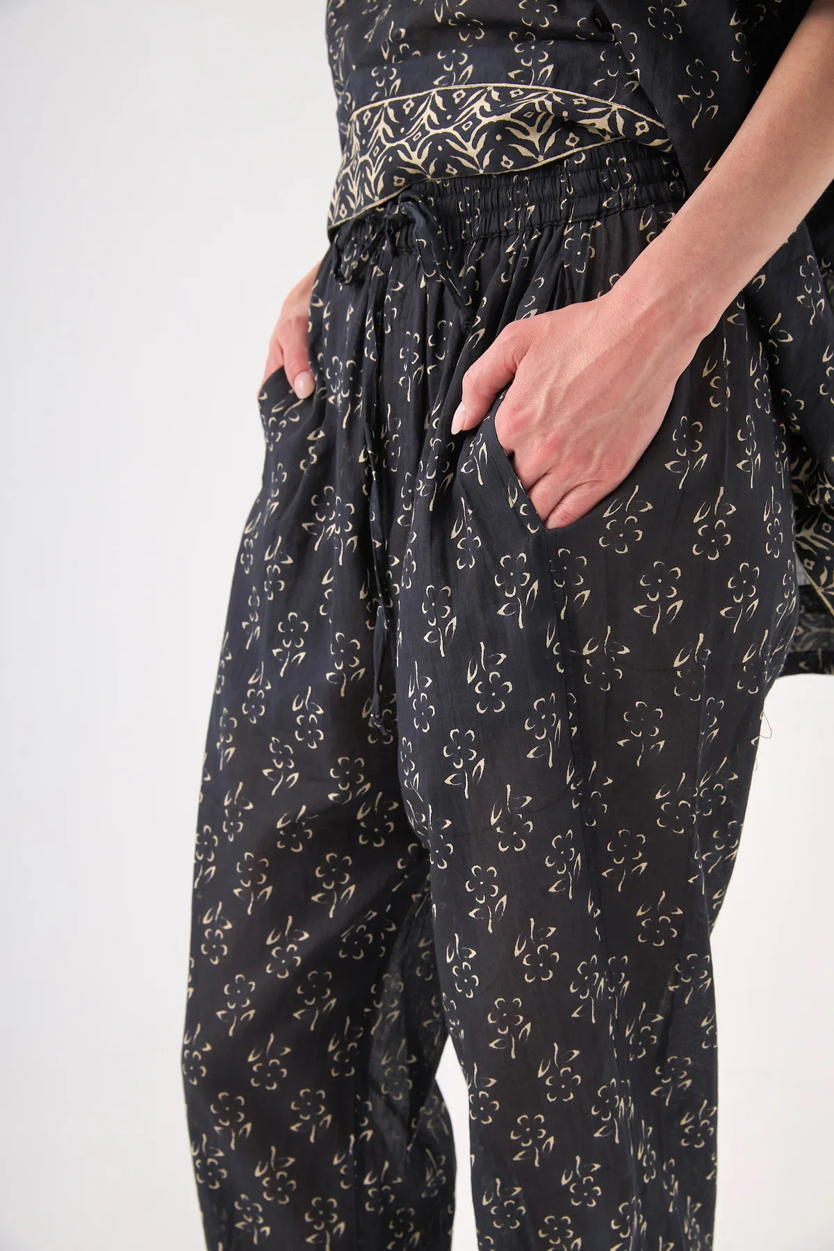 Pantalon bas fleuri