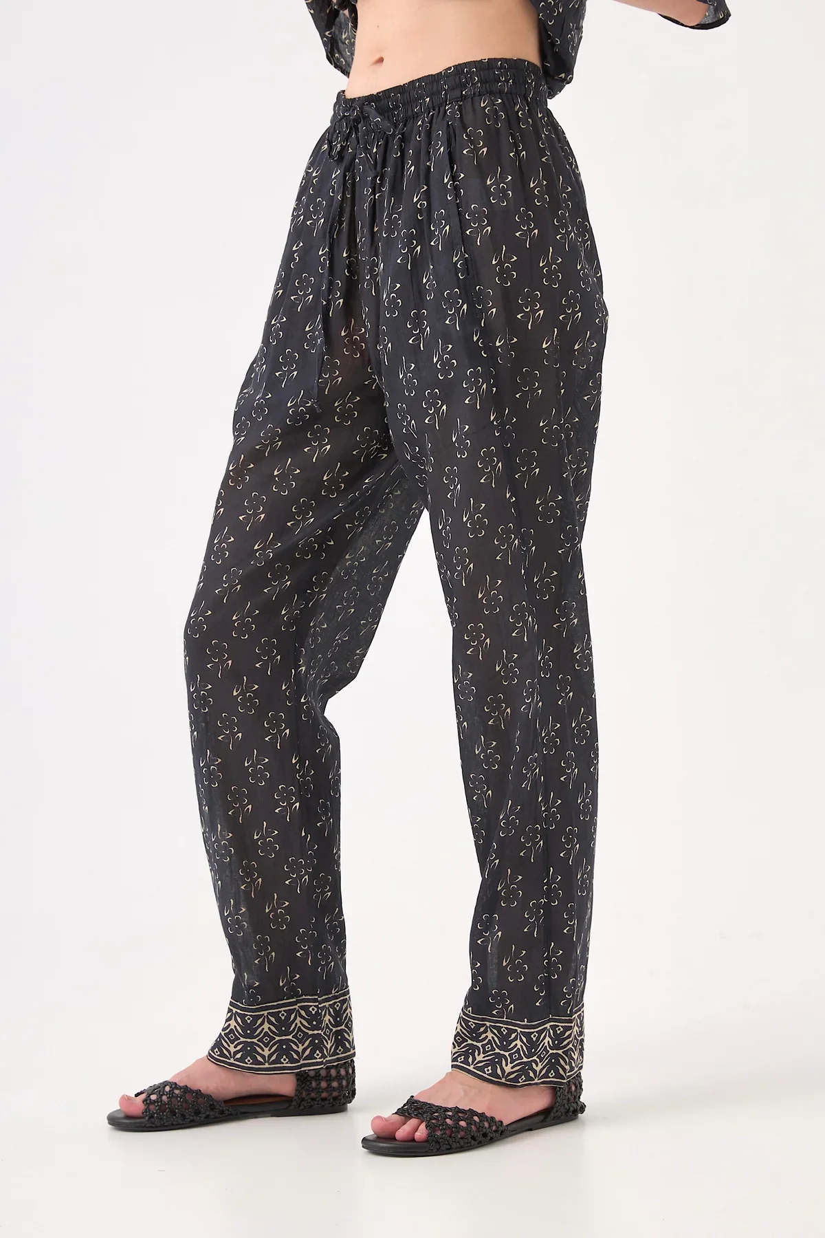 PANTALON BAS FLEURI LES LAVANDINES CREMIEU.webp