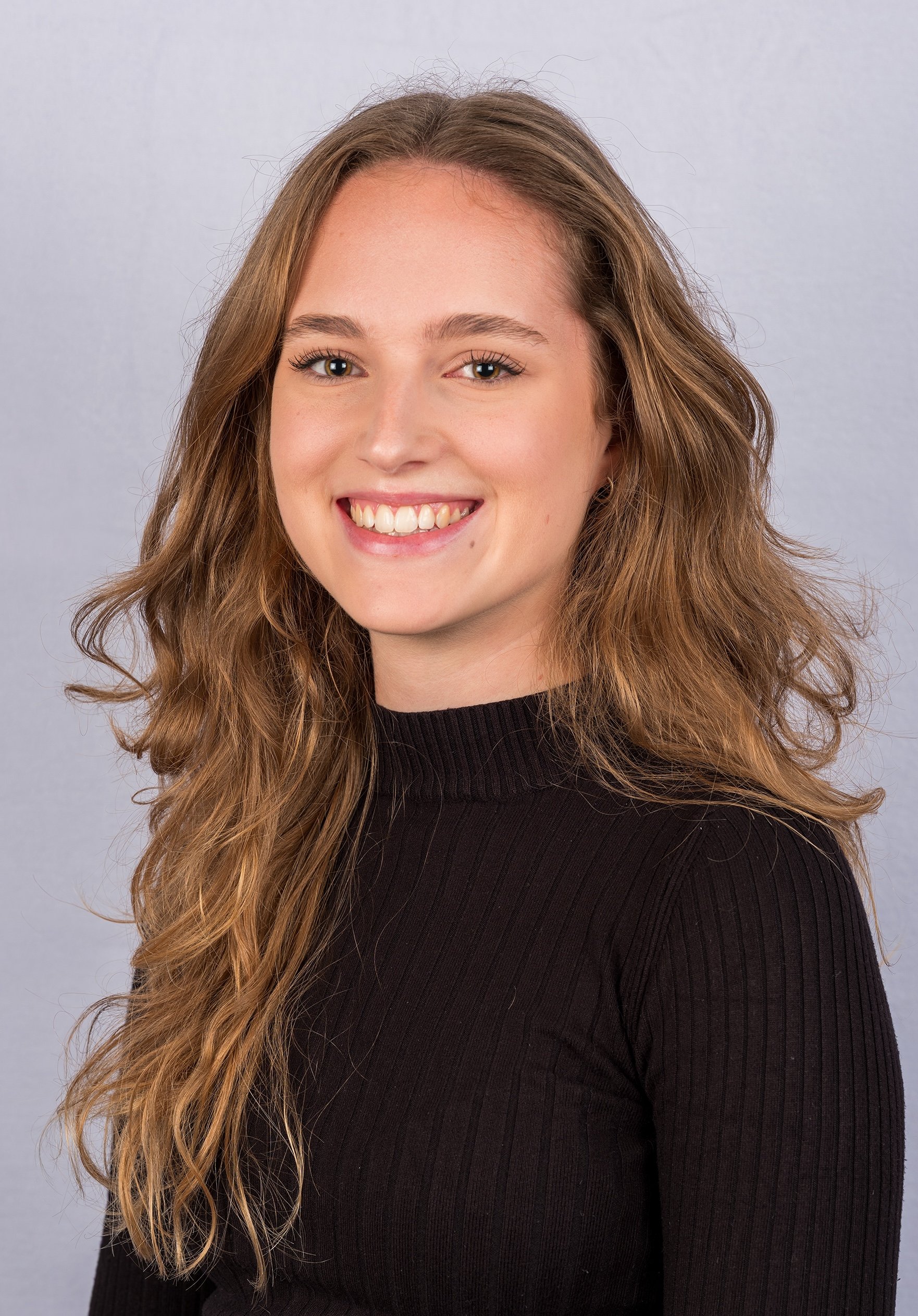 Chelsea A. Neuweiler, Galerieassistentin