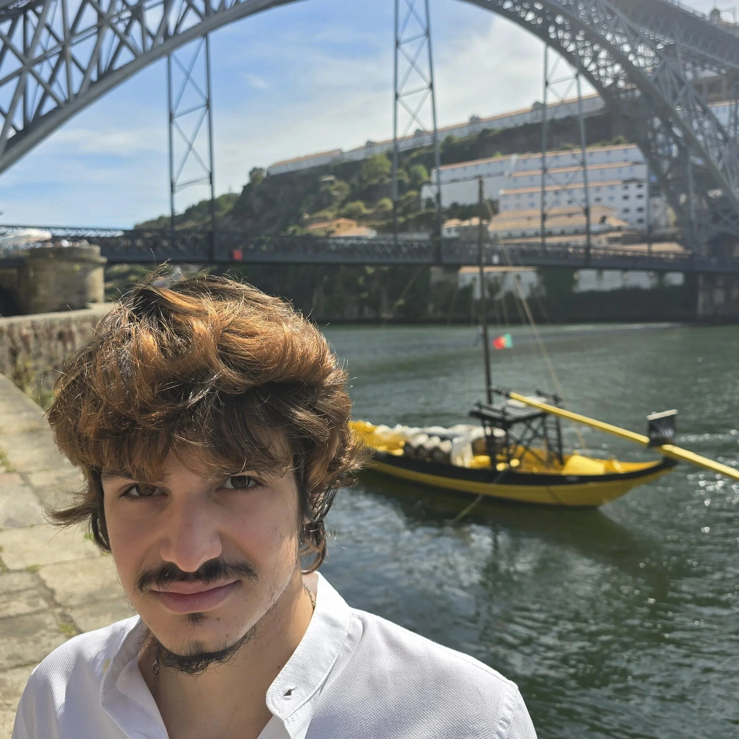 Luís Azevedo, Porto guide, by the Douro under the Dom Luís I bridge.