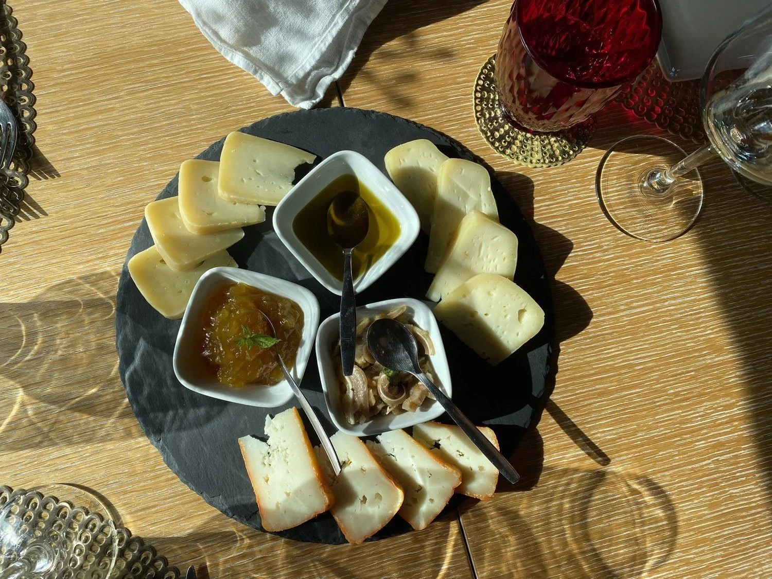 Serra da Estrela cheese, jams and olive oil on a tasting board