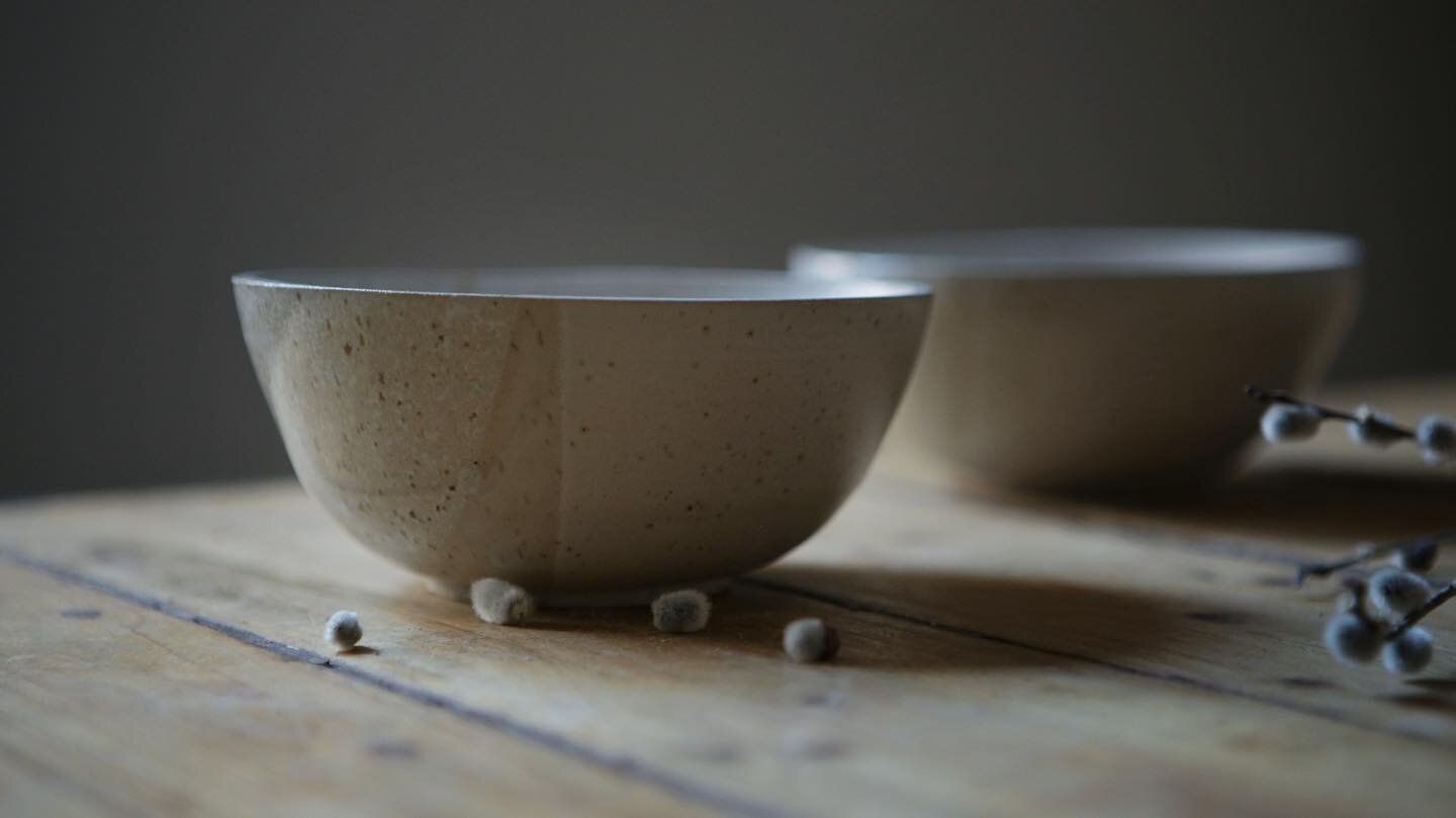 Ciotole bianche mat con una piccola parte di uno smalto bianco e cristalli dorati. Cos&igrave; la mattina potete giocare a dividere i cereali come quando sul passaggio pedonale provate a mettere i piedi solo sulle strisce bianche. 
Bols blancs mat av